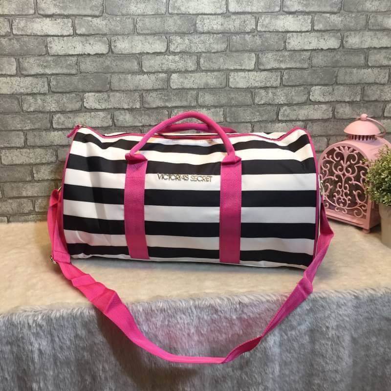 Victoria's Secret กระเป๋าเดินทาง สุด chic น่ารัก ลายทางสุดเก๋ หูจับ และสายสะพายยาวปรับสายได้ สีชมพู จะใส่เสื้อผ้าอุปกรณ์ไปฟิตเนส โยคะ ก็คุ้มค่าเลยจ้า