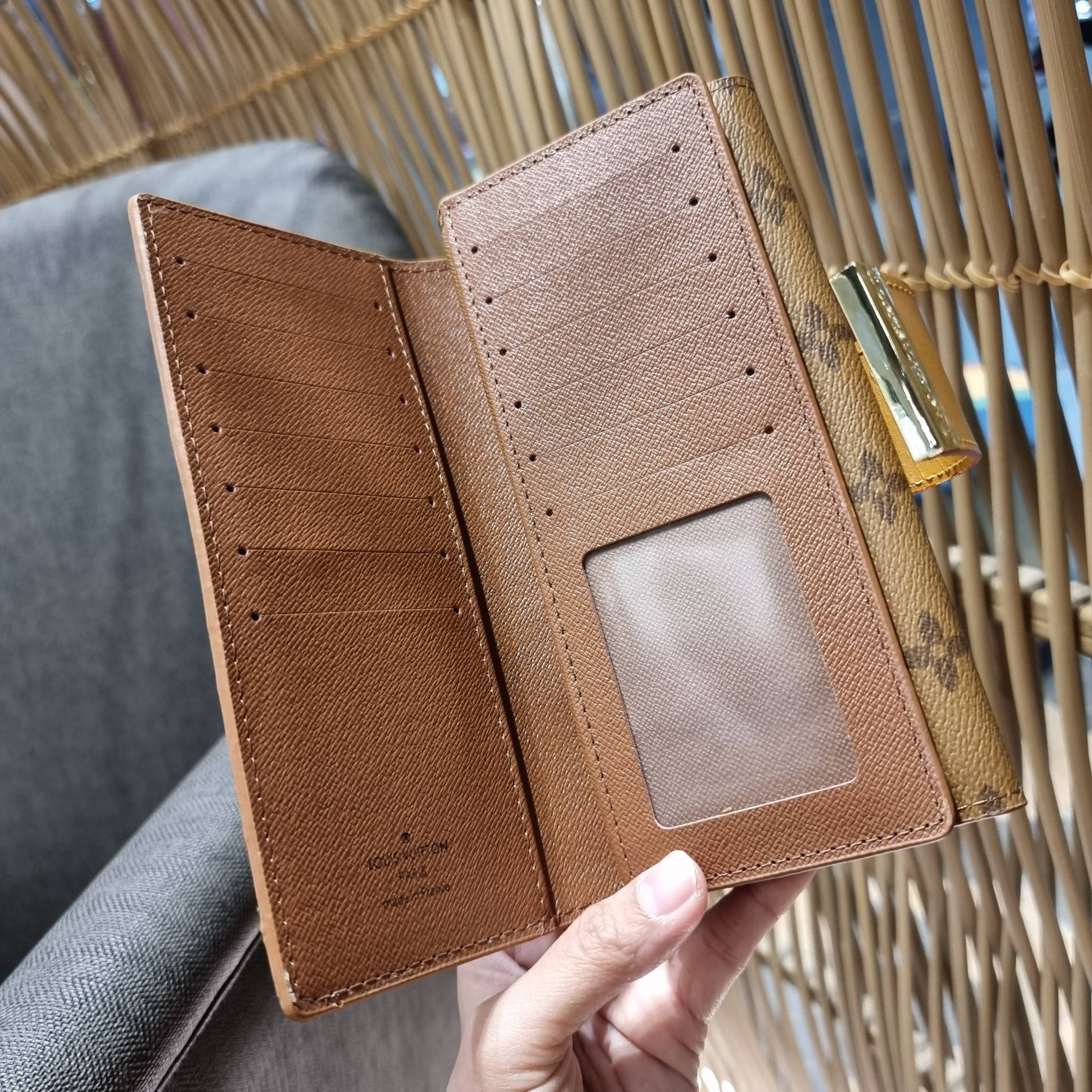 VIP 】ได้เวลาเปลี่ยนกระเป๋าสตางค์รับทรัพย์กันแล้ว!! LV vip wallet กระเป๋าสตางค์พรีเมี่ยมกิ๊ฟ เป็นไอเท็มหายาก ที่สาวๆต้องว้าว!! ใบยาวขนาดกำลังเหมาะมือ ถือแล้วขับผิวทุกสี วัสดุหนังแคนวาส ทนทาน เปิด-ปิดด้วยกระดุม ภายในมีช่องใส่บัตรเยอะมาก แบ่งสัดส่วนสวย ใส่ธน