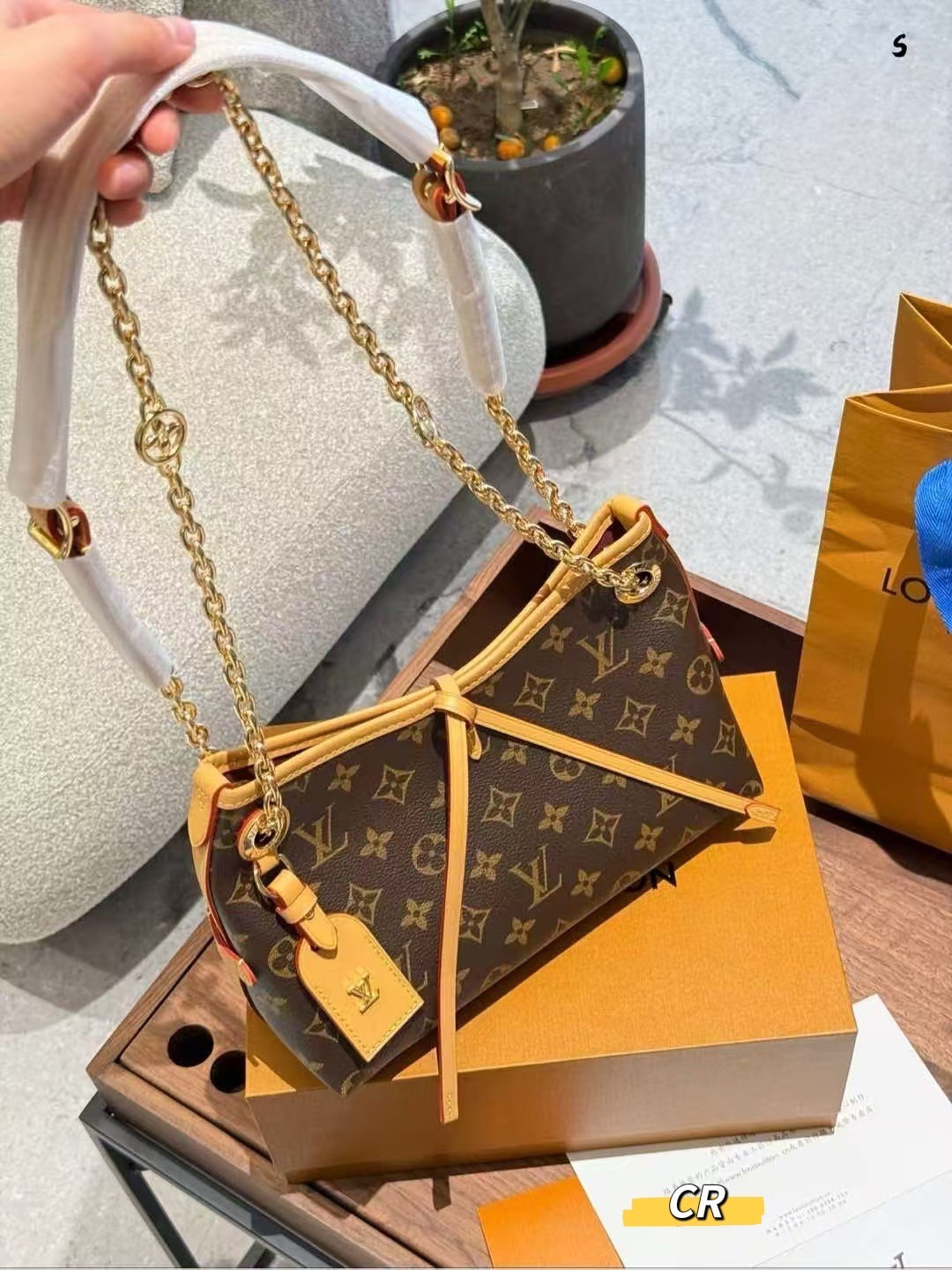 LV CarryAll BB bag Monogram Canvas กระเป๋าสะพายแครี่ออล ไซส์ใหม่ ดีไซส์ใหม่สุดไอคอนิกปรับโฉมใหม่ประจำฤดูกาลในดีไซน์สุดชิค ตกแต่งสายโซ่สีทองงดงามด้วย Monogram Flower