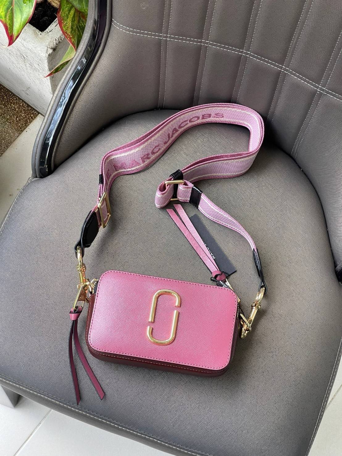 Marc Jacobs Snapshot Bag กระเป๋าแบรนด์ดังจากสัญชาติอเมริกัน นับได้ว่ารุ่นนี้เป็นรุ่นทรงฮิตเลยทีเดียว โดยด้านหน้ากระเป๋าจะเป็นโลโก้แบบโลหะที่เป็นสัญลักษณ์ของแบรนด์นี้ มาพร้อมสายสะพายที่จะสะพายยังไงก็ดูโดดเด่น เพราะขนาดใหญ่ที่สกรีนตัวอักษรโลโก้ ในรูปแบบต่าง