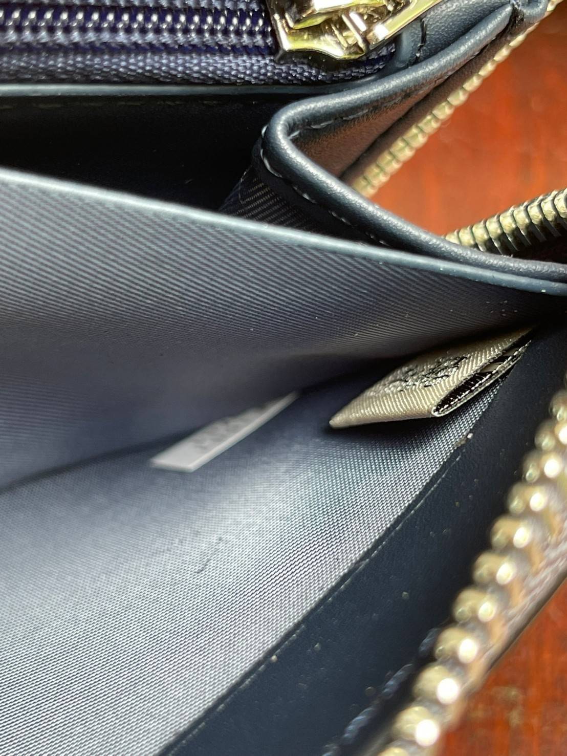 COACH ACCORDION ZIP WALLET IN SIGNATURE CANVAS กระเป๋าสตางค์ใบยาวนี้ที่เหมาะกับการใช้งานทุกรูปแบบ นอกจากเพิ่มความมั่นใจแล้ว ยังทำให้ชีวิตของเราง่ายขึ้นอีกด้วย โดยการเปิดปิดแบบซิปรอบ สามารถใส่ธนบัตร เหรียญ บัตรต่างๆได้หลายใบเลยทีเดียว ขนาดของกระเป๋าสามารถถ