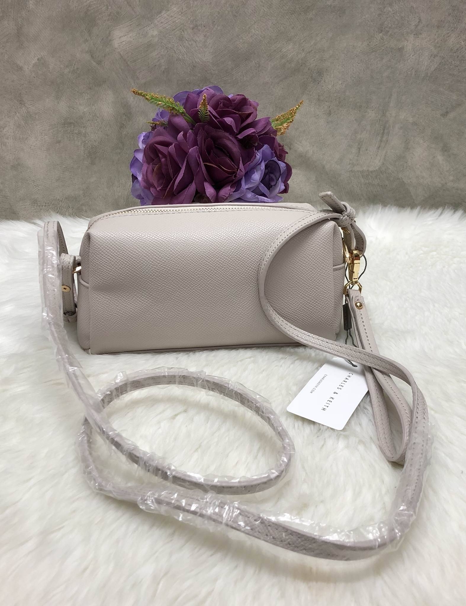 New in!!! Best Seller CHARLES & KEITH MINI BAG พร้อมส่งอีกรอบรุ่นขายดี พร้อมสีใหม่หายากค่ะ!!! กระเป๋าสะพายข้างหรือครอสบอร์ดี้ร์ได้ค่ะ รูปทรงสวย หนังนิ่ม ด้านหน้าสกรีนโลโก้แบรนด์ มีช่องซิปเล้กสำหรับใส่ของจุกจิกค่ะ พร้อมแต่งดีเทลอะไหล่ทองแบบแบรนด์ดังเพิ่มคว