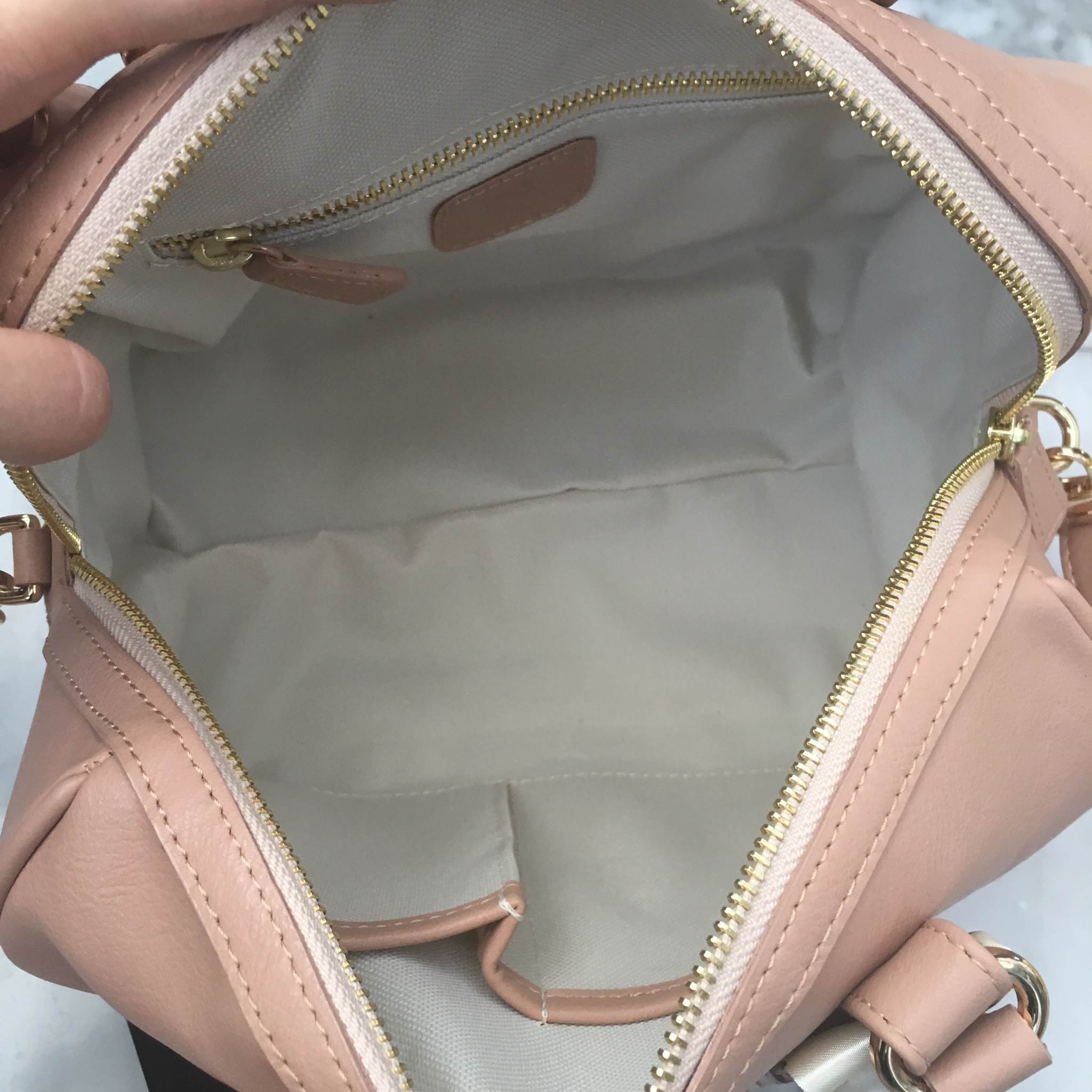 รุ่นใหม่ล่าสุด สินค้าขายดี ขนาด มินิ หนังแกะสังเคราะห์ สวยมากคะ สีเข้าใหม่ >> รุ่น KEEP sheep leather Pillow bag สวย น่ารัก ขนาดตอบทุกโจทย์การใช้งาน เห็นแล้ว #หลงรักเลยคะ ตัวกระเป๋าขนาดกำลังดี จุของคุ้ม หนังแกะ สวยมาก ดูแลรักษาง่าย ประดับด้วยผ้าพันห