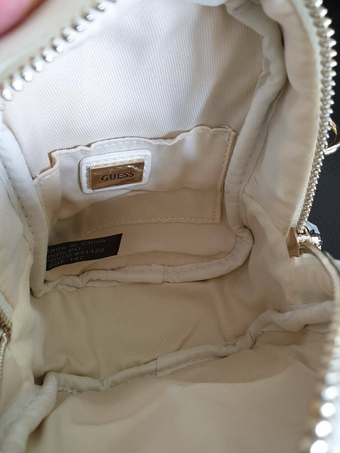 กระเป๋าสะพายข้าง Guess ด้านหน้าติดชื่อแบรนด์ มีช่องซิปด้านหน้า ด้านบนเป็นช่องเปิดปิดซิปมีสัญลักษณ์แบรนด์ติดที่ตัวจับซิปด้วย ด้านในเป็นช่องกว้าง มีช่องเสียบสิ่งของด้วยค่ะ ตัวสายสะพายเป็นโซ่ตัดต่อกับสายหนัง สามารถปรับระดับได้ สวยเก๋ขนาดนี้ รีบมาจับมาจองเป็น