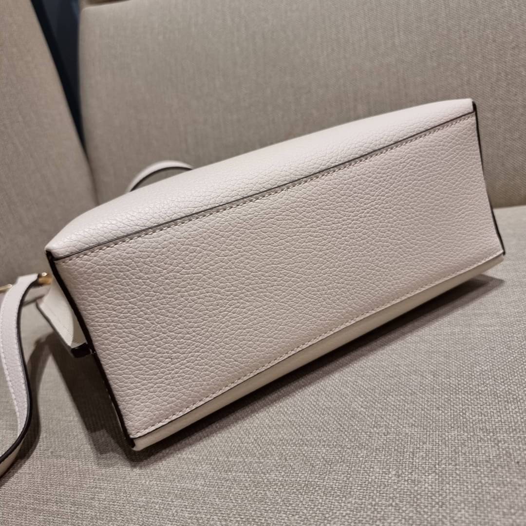 OUTTLET 】COACH MOLLIE TOTE 25 (C4250 C4084) น้องคนสวยอีกหนึ่ง!! กระเป๋าโท้ทไซส์เล็กที่สาวๆหลงรัก ดีไซน์คลาสสิคเหมือนเดิม เพิ่มเติมคือสะดวกขึ้นเยอะ!! ย่อส่วนมาจากใบใหญ่เป๊ะๆ น่ารักน่าใช้มากๆ วัสดุหนัง crossgrain ทนทาน ใช้งานง่าย เรียบหรูดูดีม้าก!! ภายในโล่