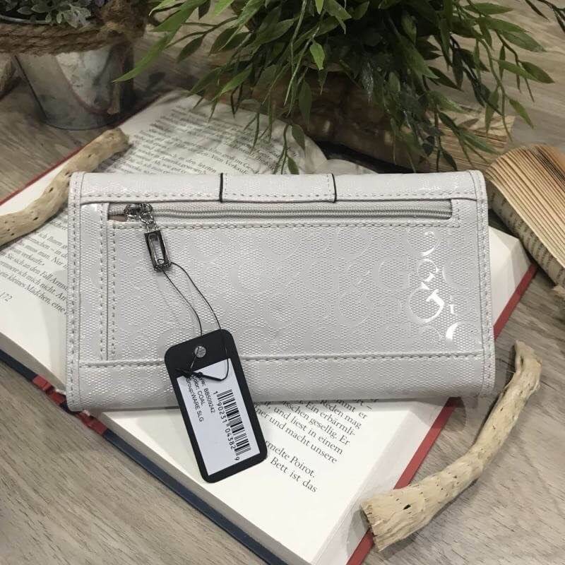 GUESS FACTORY WOMEN'S WALLET กระเป๋าสตางค์ใบยาว3พับดีไซน์ยอดนิยมหนังปั้มโลโก้รอบใบด้านหน้าประดับโลโก้แบรนด์สวยหรู เปิดปิดด้วยฝาปิด ภายในมีช่องใส่รูป ช่องใส่ธนบัตร แบงก์พัน และช่องใส่บัตรหลายช่อง แยกเป็นสัดส่วน ภาพถ่ายจากสินค้าจริง ตัวจริงสวยน่าใช้ค่ะ