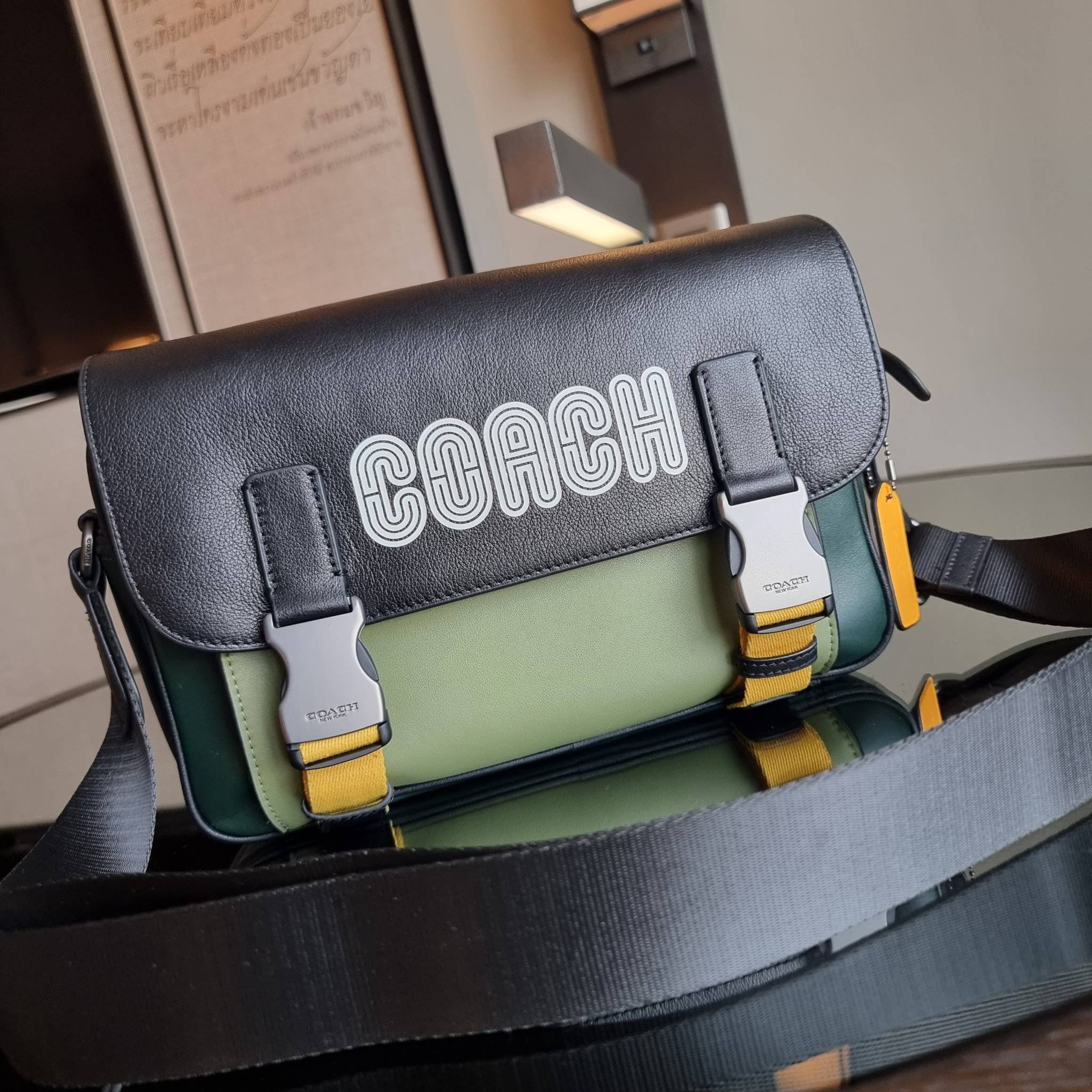 COACH TRACK CROSSBODY IN COLORBLOCK WITH COACH PATCH C6657 C8128 หล่อบอกต่ออีกหนึ่ง กระเป๋าสะพายทรงแมสเซ็นเจอร์ รุ่นเอาใจหนุ่มๆ ที่สาวๆก็อยากใช้!! ด้วยดีไซน์สีคัลเลอร์บล็อคที่โดดเด่น ทำให้ดูน่าใช้งาน วัสดุหนังแท้ สวยคมซ่อนหรู ฝากระเป๋ามีตัวล็อคแน่นหนา เปิ