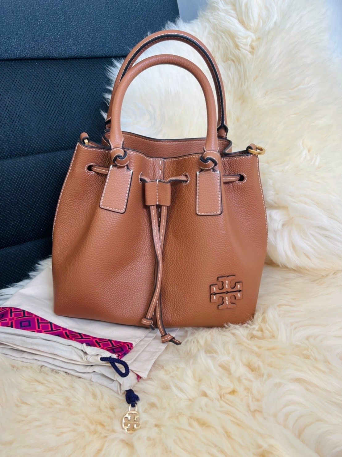 OUTLET 】TORY MCGRAW SMALL DRAWSTRING กระเป๋าถือหรือสะพายข้าง วัสดุหนังวัวแท้ อะไหล่ทอง เปิด-ปิดด้วยสายหนังรูด จะถือหรือสะพายข้างได้Crossbodyได้ น้ำหนักเบาจุของได้เยอะ ด้านหน้าประดับโลโก้แบรนด์ ด้านในมีช่องเล็กสำหรับใส่บัตรใส่ตังค์ได้ มีสายยาว ปรับสายได้ ถ