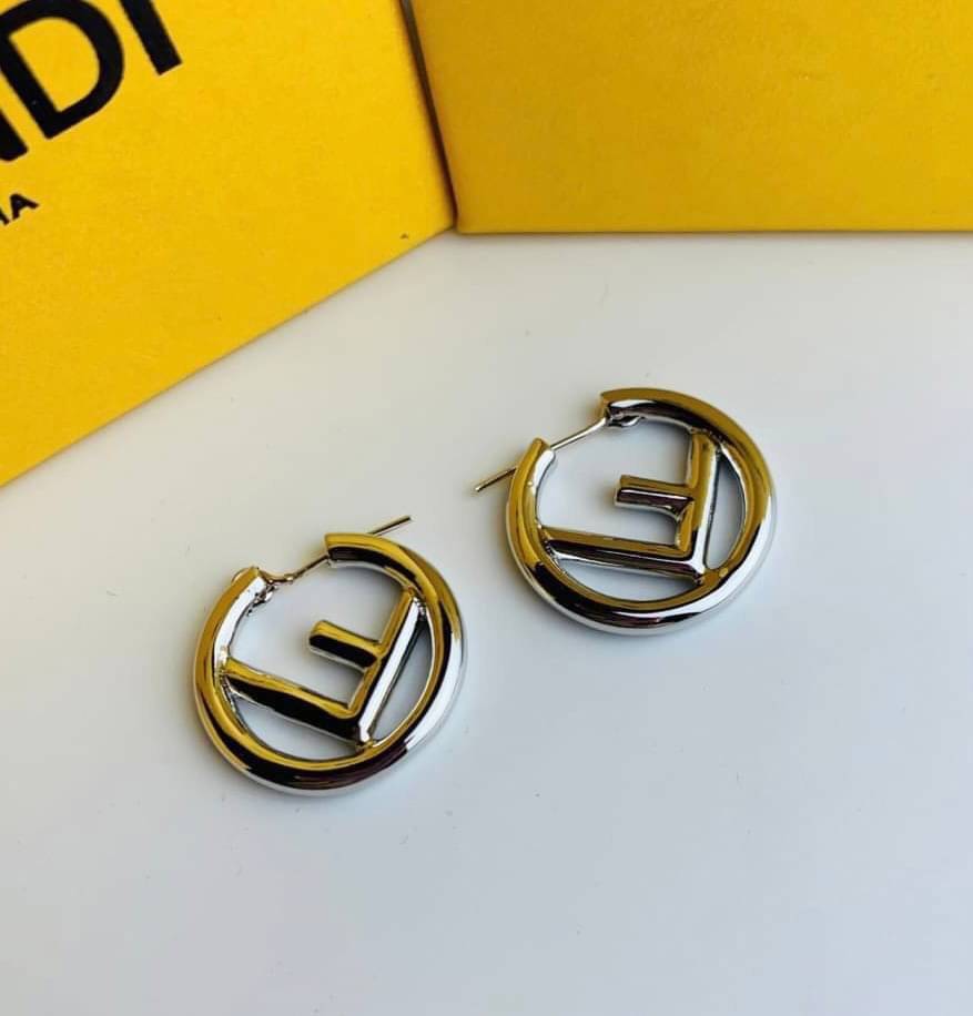 Fendi earring ต่างหูเฟนดิ เกรดออริจินอล งานเคลือบโลหะทอง ไม่ลอกไม่ดำ เงาสวยคล้ายของจริงมากที่สุด สวยหรูหรา ผู้ดี ไฮโซสุดๆ งานเล่นไฟสวยมากค่ะ คอนเฟิม !!!!! เกรดสั่งทำแบบละเอียดที่สุด เก็บรายละเอียดครบ ปั้มโลโก้ สวยมากค่ะ