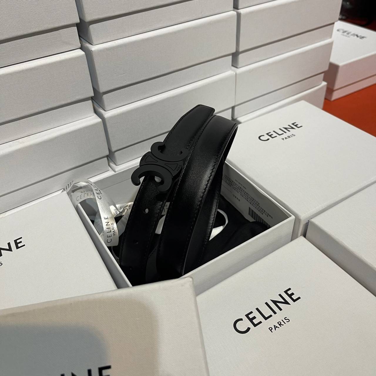 หนังแท้ Ori CELINE BELT LOGO 25MM / Celine Vintage Logo Leather Belt ออริจินอลเกรด สีดำสุดคลาสสิก รุ่นนี้สวยมากหนังดีมากแบบเทียบแท้หนังนิ่มมาก ทำจากหนังแท้ งานละเอียด ตัตเย็บสวยงาม หนังดีถอดแบบมาจากของแท้ หัวเข็มขัดโลโก้แบรนด์แบบ 3D Vintage สีดำ ปั้มโลโก้