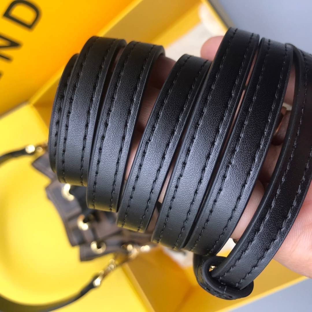 Ori Fendi MonTresor mini Bucket Bag 12cm กระเป๋าถือหรือสะพายข้าง วัสดุหนังแท้ทรงขนมจีบ ลายแบรนด์ อะไหล่ทองหรูหรา จุของได้เยอะ ตั้งอยู่ทรง ด้านในโล่ง มี2สาย สายสั้น+ยาว ถอดสายได้ Crossbody ได้ สายยาวปรับระดับได้ คุ้มสุดๆ ใบนี้ไม่ควรพลาดค่ะ ดาราเซเลปใช้กันเ