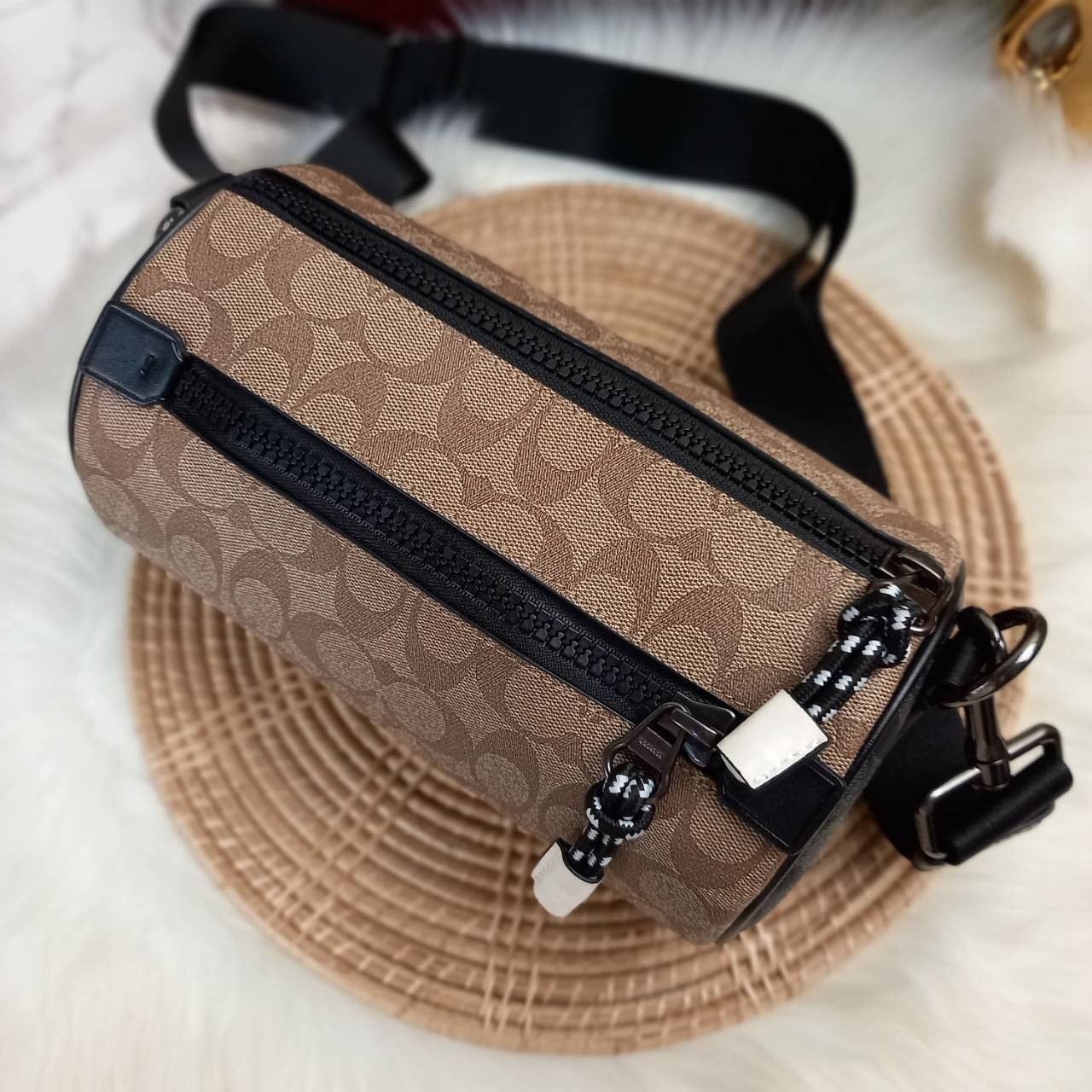 COACH BARREL SIGNATURE CANVAS CROSSBODY (C2957) กระเป๋าสะพาย ทรงเก๋ ขนาดกำลังดี ที่บอกได้คำเดียวว่า เท่ไม่หยอก!! คือดีย์มาก!!// วัสดุแคนวาส ผสมหนังแท้ ลาย SIGNATURE รูปทรงกระบอก// เปิด-ปิด ด้วยซิบ ด้านในโล่งกว้าง เก็บของได้เยอะ// มาพร้อมสายสะพาย สายสปอร์ต