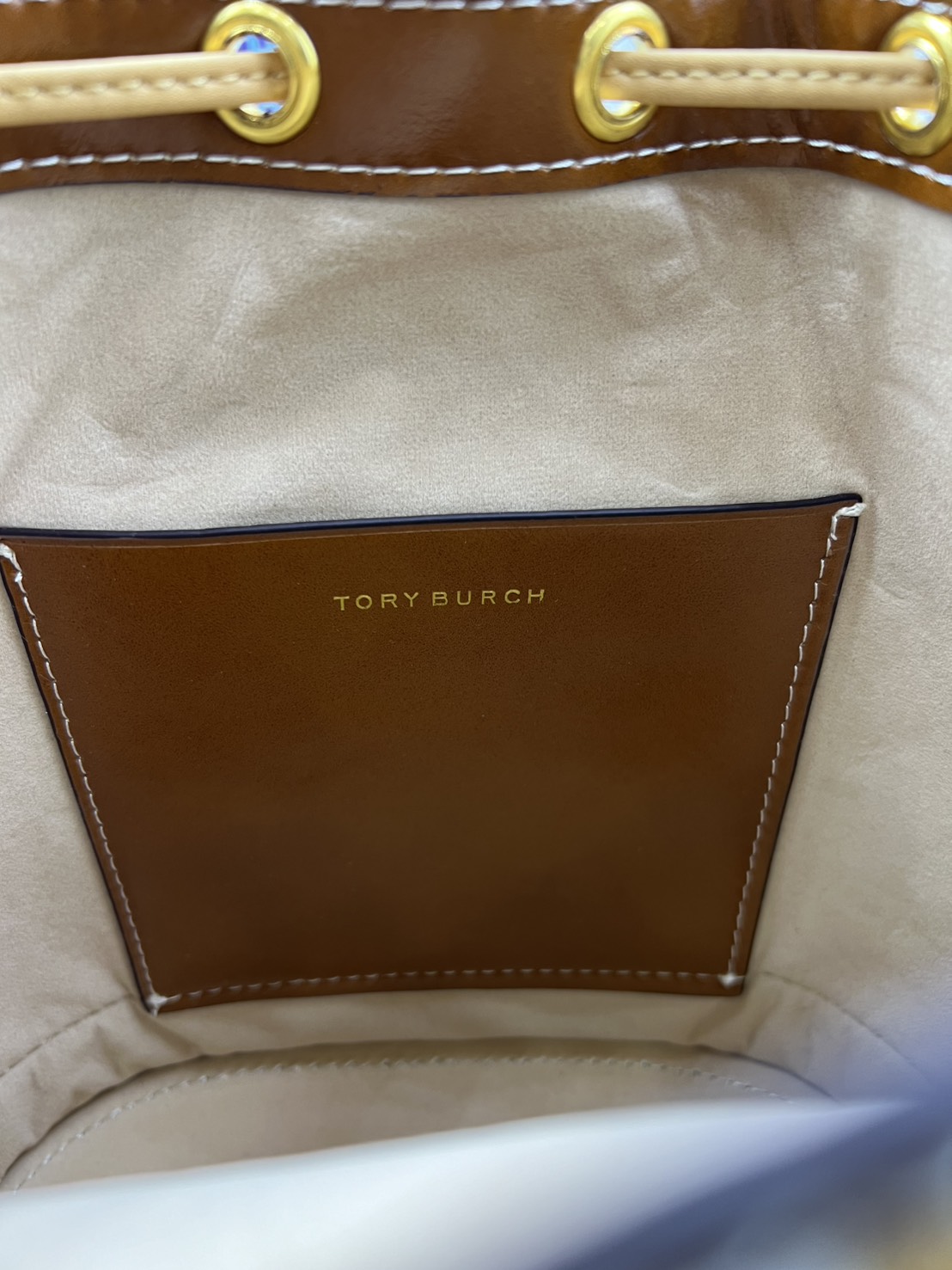 TOP ORI หนังแท้ | เกรดดีสุด TORY BURCH T Monogram Calf Hair Bucket Bag caramel brown colour-block panelled design ใหม่ล่าสุดได้สวยก่อนใคร กับกระเป๋าบัคเก็ตยอดฮิตดีไซน์ใหม่ แต่งโลโก้ด้วยขนเฟอร์สวยหรู โทนสีน้ำตาลขับผิว