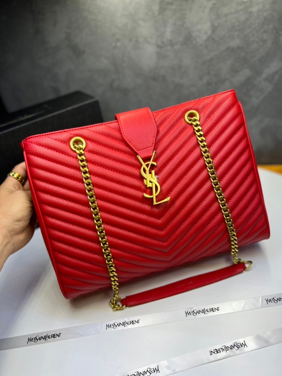 หนังแท้ Saint Laurent YSL Monogram Shopping Large Tote Bag กระเป๋าทรงช้อปปิ้งใบใหญ่ จุของได้เยอะ ภายในแบ่ง 2 ช่อง พร้อมซิปช่องกลาง ภาพสินค้าถ่ายจากงานขายจริง ใช้งานต่างประเทศได้