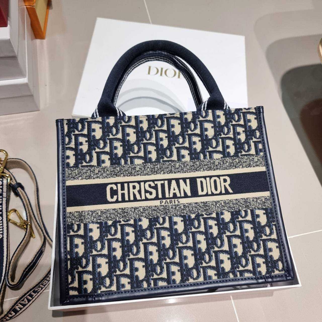 Dior small book tote bag กระเป๋าทรงโท้ทสุดฮิต ไซส์เล็ก ดีไซน์ใหม่ล่าสุด ที่มีทั้งความละมุนและหรูหรา เกรดออริ 1:1 ใช้งานต่างประเทศได้