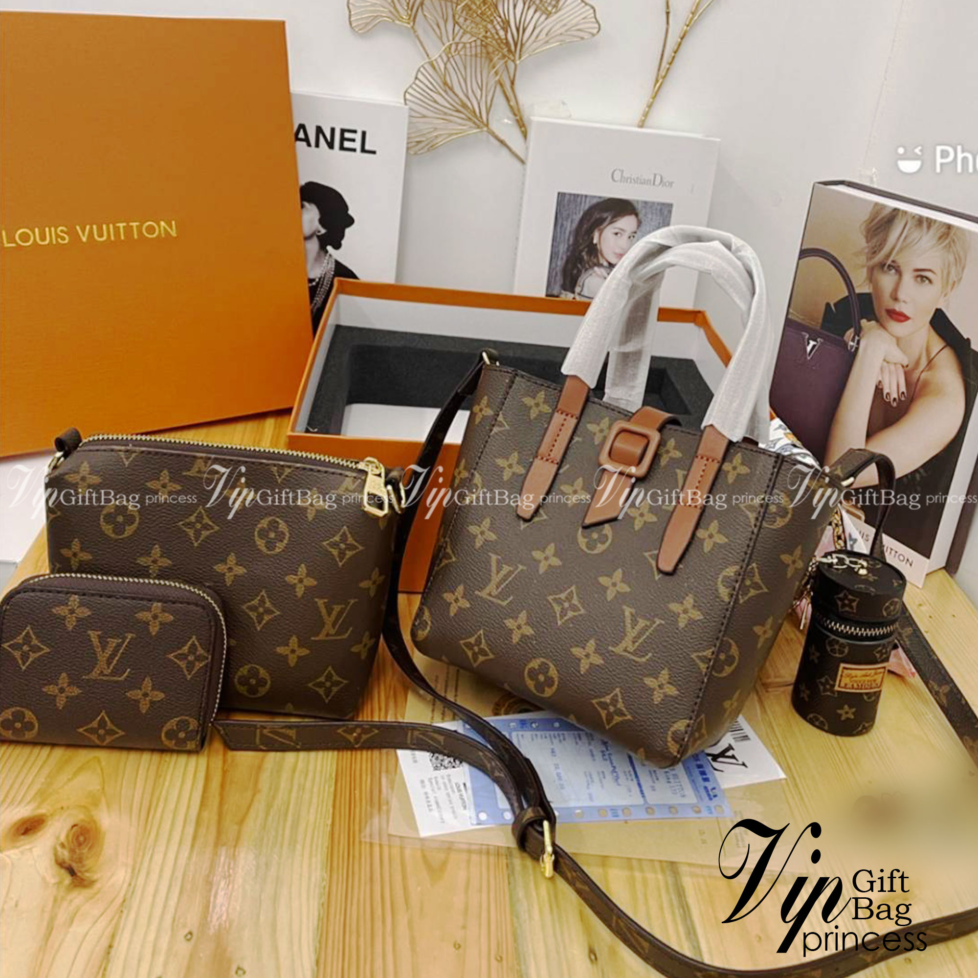 LV MINI TOTE BAG box set 5 in 1 จัดเลยค่า ชุดกระเป๋าเซ็ท4ใบ จัดเป็นพร้อมกล่องผ้าพันสวยหรูให้เป็นของขวัญคนรับถูกใจแน่นอนจ้า ทรงสวยใช้งานง่าย มีราคาดีมากค่า ขนาดกำลังดีเลยค่า ถือก็หรู สะพายก็เริสค่า box set ชวนสะสม