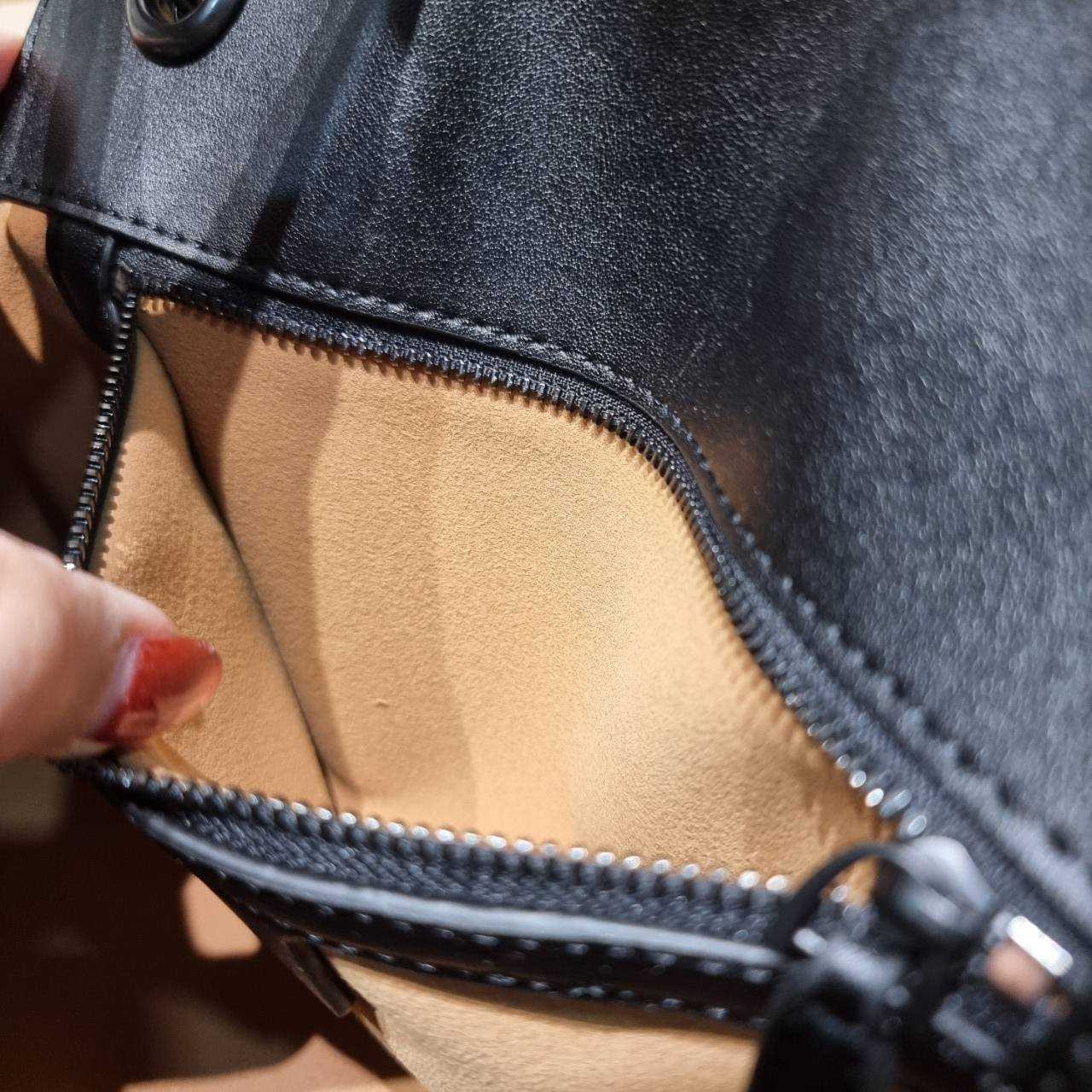 GG MARMONT SHOULDER BAG กระเป๋าสะพายข้างรุ่นคลาสสิค ดีไซน์ใหม่ อะไหล่ดำ สะพายขับผิว ดูแพง อัพลุคได้สบายๆ เปิด-ปิดด้วยตัวกดล็อคแน่นหนา ด้านหลังดีไซน์รูปหัวใจ 🖤