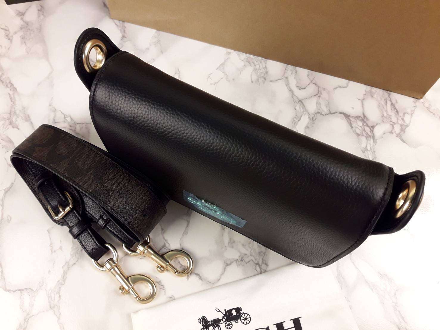 COACH SMALL JES MESSENGER WITH SIGNATURE CANVAS STRAP(COACH F77979)🌺 ทรงนี้ สวยมากจริงๆ ฮิตมากๆตลอดกาล //สะพายข้างฝาปิด ล็อคด้วยแม่เหล็กแน่นหนา รุ่นนี้สวยมาก >>วัสดุหนังแท้เต็มใบ หนังสวยคุณภาพดีมากๆ ยิ่งใช้ หนังยิ่งสวย>>สายสะพายถอดได้ 