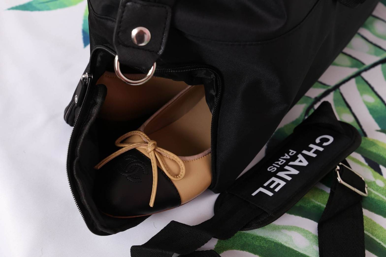 Chanel Authentic VIP Gift Bag Duffle Gym Travel สินค้าเป็นของแท้ รุ่นใหม่ จากเค้าเตอร์เครื่องสำอาง/น้ำหอมของแบรนด์- Chanel vip gift bag ของแท้ 100% ใช้เป็นกระเป๋าเดินทาง/ไปฟิตเนส ไปยิมหรือต่างจังหวัดได้สบายเลยค่ะ หัวซิปปั้มโลโก้ ด้านในเป็นช่องกว้าง และช่อ