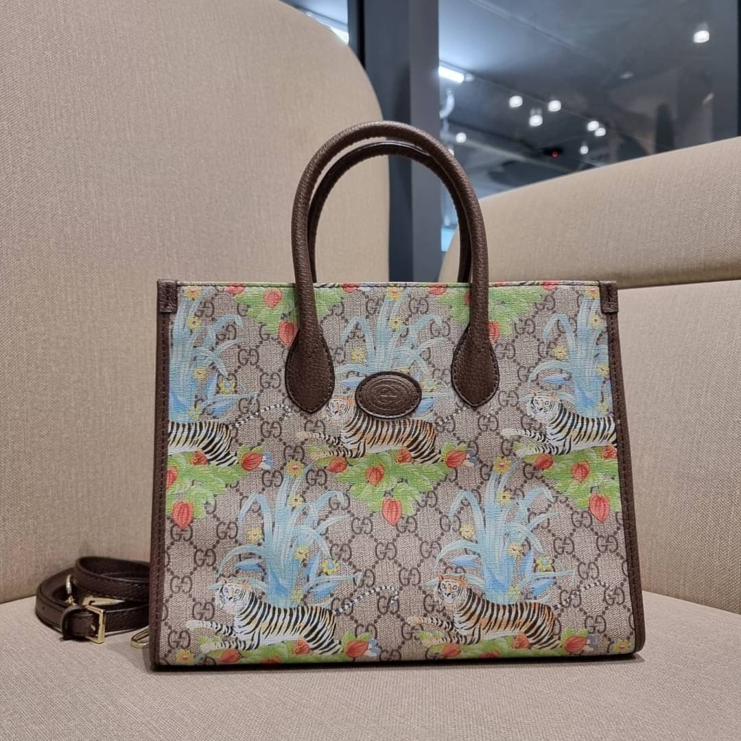 GUCCI Tiger GG small tote bag ใบใหญ่ อีกไอเท็มใหม่ ร้อนแรงไฟลุก!! ต้อนรับปีเสืออย่างเป็นทางการ จัดให้แบบเลิศๆ กับกระเป๋าทรงโท้ท วีไอพีพรีเมี่ยมกิ๊ฟ ไซส์ใหญ่ โดดเด่นด้วยลวดลายไม่ซ้ำใคร สวยเอกลักษณ์ วัสดุหนังแคนวาส ภายในโล่งกว้างมาก ใส่ของแบบแน่นๆ จุๆไปได้เ