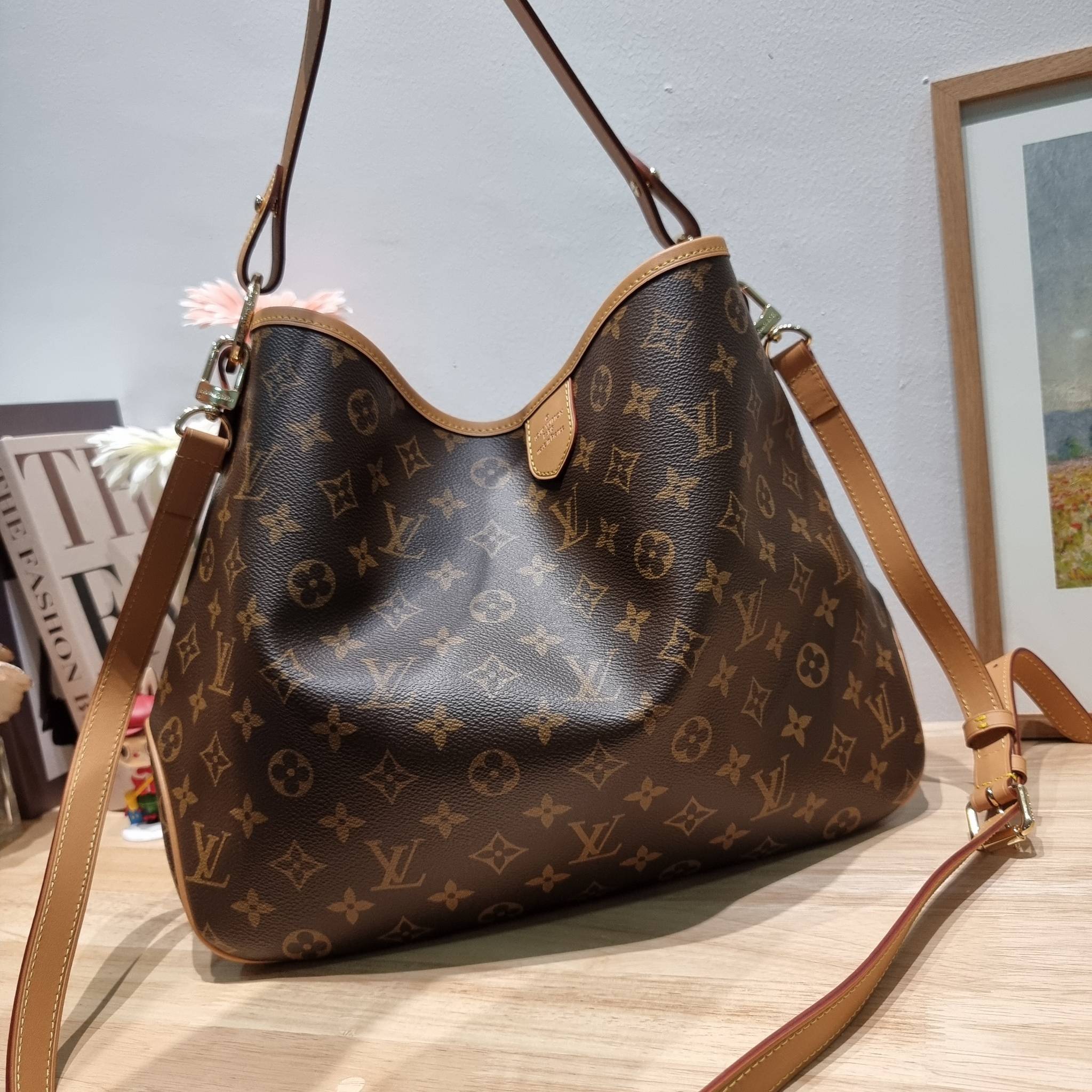LV delightful bag / LV CARRYALL Monogram Canvas / LV Shopping Bag กระเป๋าทรงโท้ทใบใหญ่ ขนาดจุได้แบบล้นๆ รอบนี้จัดใบลูกมาให้อีก พิเศษที่สุด!! สมใจใครที่มองหากระเป๋าใบโปรด มีตะขอเกี่ยวที่ปากกระเป๋า และยังมาพร้อมสายสะพาย 2 แบบ