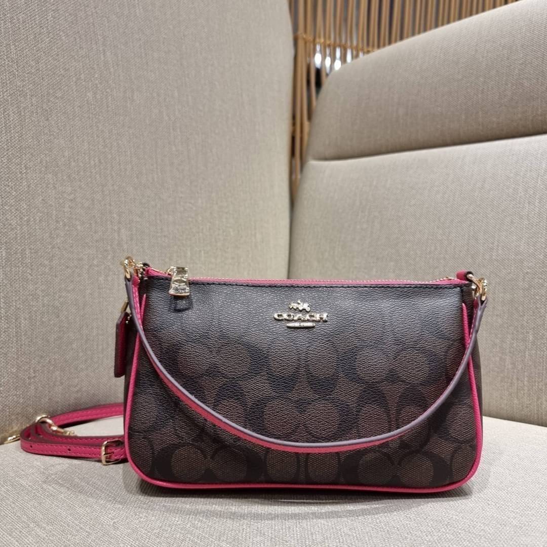 COACH 36674 TOP HANDLE POUCH IN SIGNATURE JACQUARD กระเป๋าทรงพอช ยอดฮิต ยกขึ้นแท่น ด้วยดีไซน์ที่ออกมาให้ใช้งานได้ง่าย ขนาดกำลังเหมาะ วัสดุหนังแคนวาสทนทาน ดีไปหมดขนาดนี้!! คุณลูกค้าถึงสั่งกันรัวๆจริงๆ ภายในโล่งกว้าง ใส่โทรศัพท์ได้ทุกรุ่น มาพร้อมสายคล้องแขน