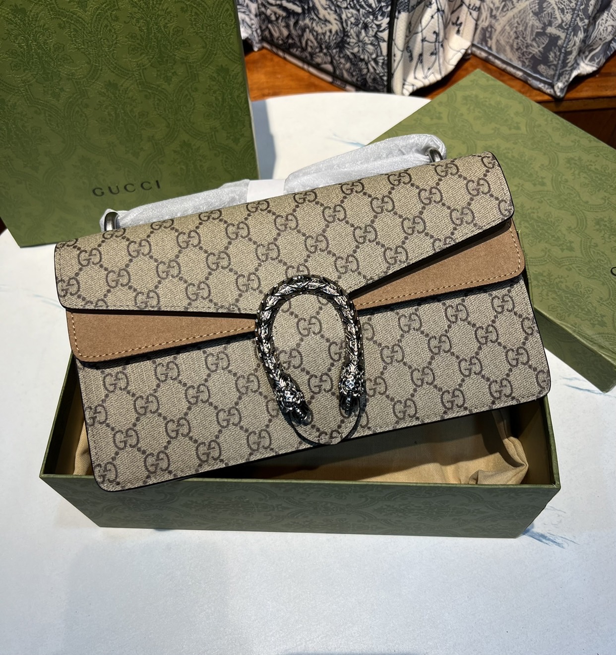 28CM หนังแท้ GUCCI Dionysus shoulder bag ฮอตไอเท็ม รุ่นนี้ขายดีขายหมด สวยหรู คุณหนู ผู้ดีมาก!! นานๆ มาจะมาน้าา รุ่นหายากค่ะ กระเป๋าสะพายข้าง ดีไซน์อยู่ทรง ขนาดกำลังสะดวกใช้สำหรับสาว วัสดุหนังแท้เต็มใบ ภายในแบ่งสัดส่วนได้เป็นอย่างดี งานจริงดีงาม สาวๆได้ไปร