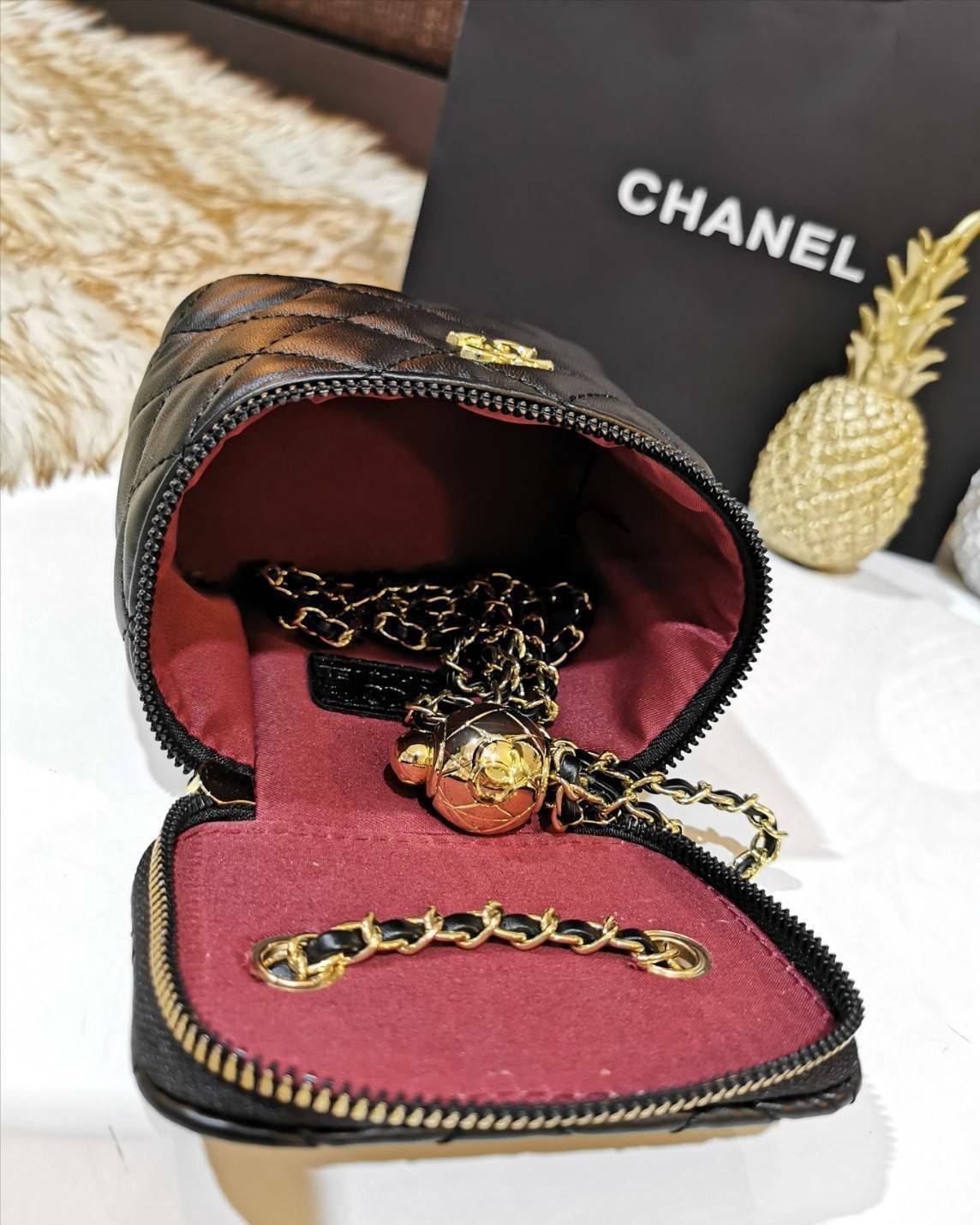 พรีเมี่ยมกิ๊ฟแท้ 100% 】Chanel Mini Clutch Bag With Chain VIP Gift With Purchase (GWP) กระเป๋าสะพายพรีเมี่ยมกิ้ฟทรงเหลี่ยมขนาดมินิสุดน่ารักดีไซน์สุดฮิตหนังเรียบสวยอยู่ทรงเปิดปิดด้วยซิปคู่สะดวกใช้ ด้านหน้าประดับโลโก้แบรนด์อะไหล่ทอง