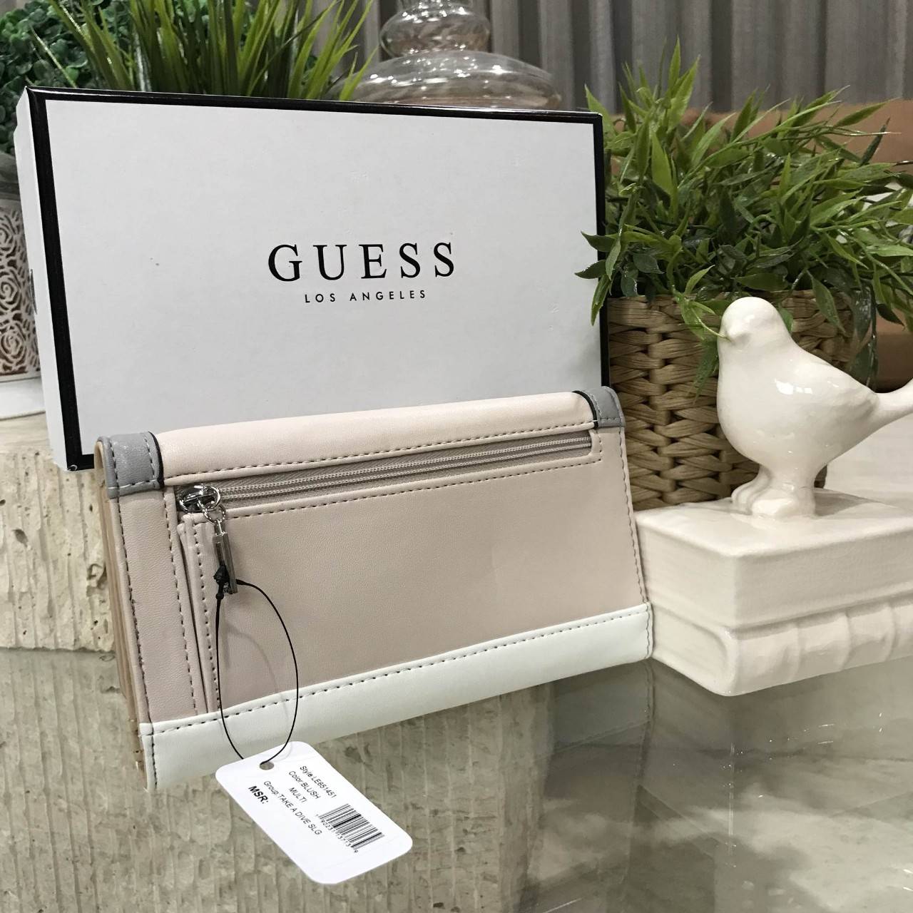 NEW ARRIVAL! GUESS FACTORY WOMEN'S WALLET 2018 กระเป๋าสตางค์หนังแกะสังเคราะห์แบบนิ่มสีขาวครีมตัดขอบเทาสวยลงตัว ด้านหน้ามีโลโก้แบรนด์อะไหล่เงิน ด้านหลังมี1ช่องซิป หัวซิปปั้มแบรนด์ เปิดปิดด้วยฝาปิด ภายในมีช่องใส่รูป ช่องใส่ธนบัตรและช่องใส่บัตรหลายช่องแ