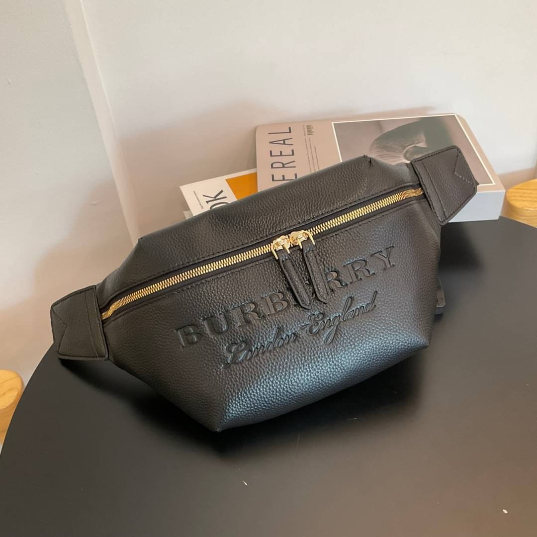 Burberry Medium Motif Leather Bum Bag / BURBERRY BELT LEATHER VIP วัสดุหนังแท้เต็มใบ คาดเอว คาดอกแบบ UNISEX ใช้ได้ทุกเพศ ปั้มลายแบรนด์สุดเท่ด้านหน้า ภายในเปิดปิดด้วยซิปยาว ใส่มือถือได้ทุกรุ่น