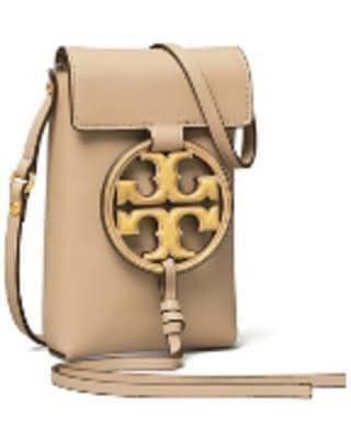 TORY BURCH MILLER METAL PHONE CROSSBODY อีกหนึ่งกระเป๋าใส่มือถือรุ่นฮิตที่เชื่อว่าหลาย ๆ คนต้องเคยเห็นผ่าน ๆ ตามาอย่างแน่นอน กับแบรนด์ Tory Burch ดีไซน์กระเป๋าทรงฝาพับแม่เหล็กใช้งานง่าย มาพร้อมดีเทล Logo แบรนด์โดดเด่นสีทองตัดกับหนังแกะสีดำ ดูหรูดูแพง! แต่