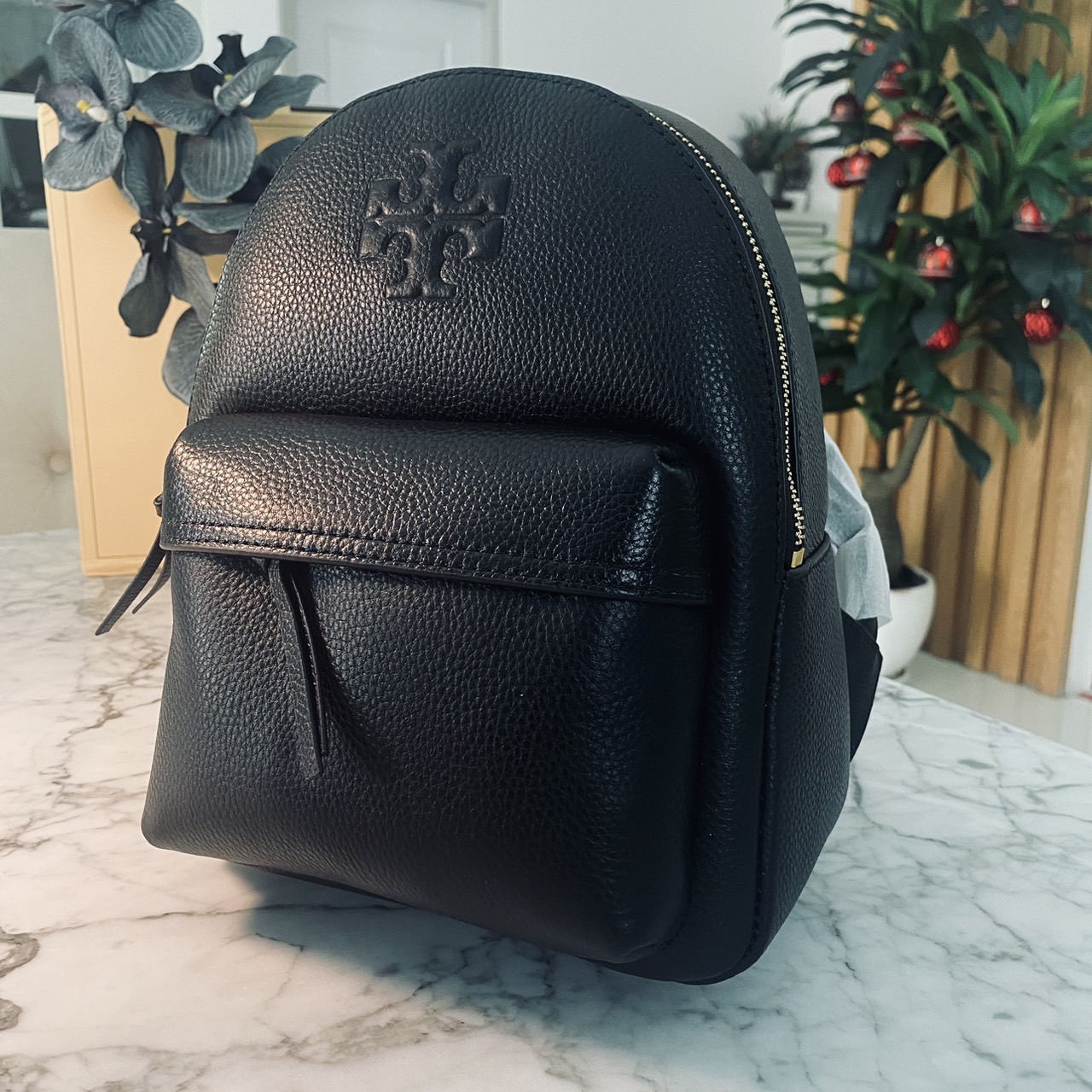 ory Burch Thea Mini Backpack คอลเลคชั่นใหม่ กระเป๋าเป้ไซส์มินิน่ารัก งานหนังเต็มใบสีดำสุดคลาสสิก ไอเท็มเด็ดที่ใครๆก็ต่างรอคอย!! ภายในเป็นช่องโล่ง ใส่ของสำคัญได้สบายๆ สายสะพายสามารถปรับได้ ใบนี้คุ้มค่าราคามากๆ