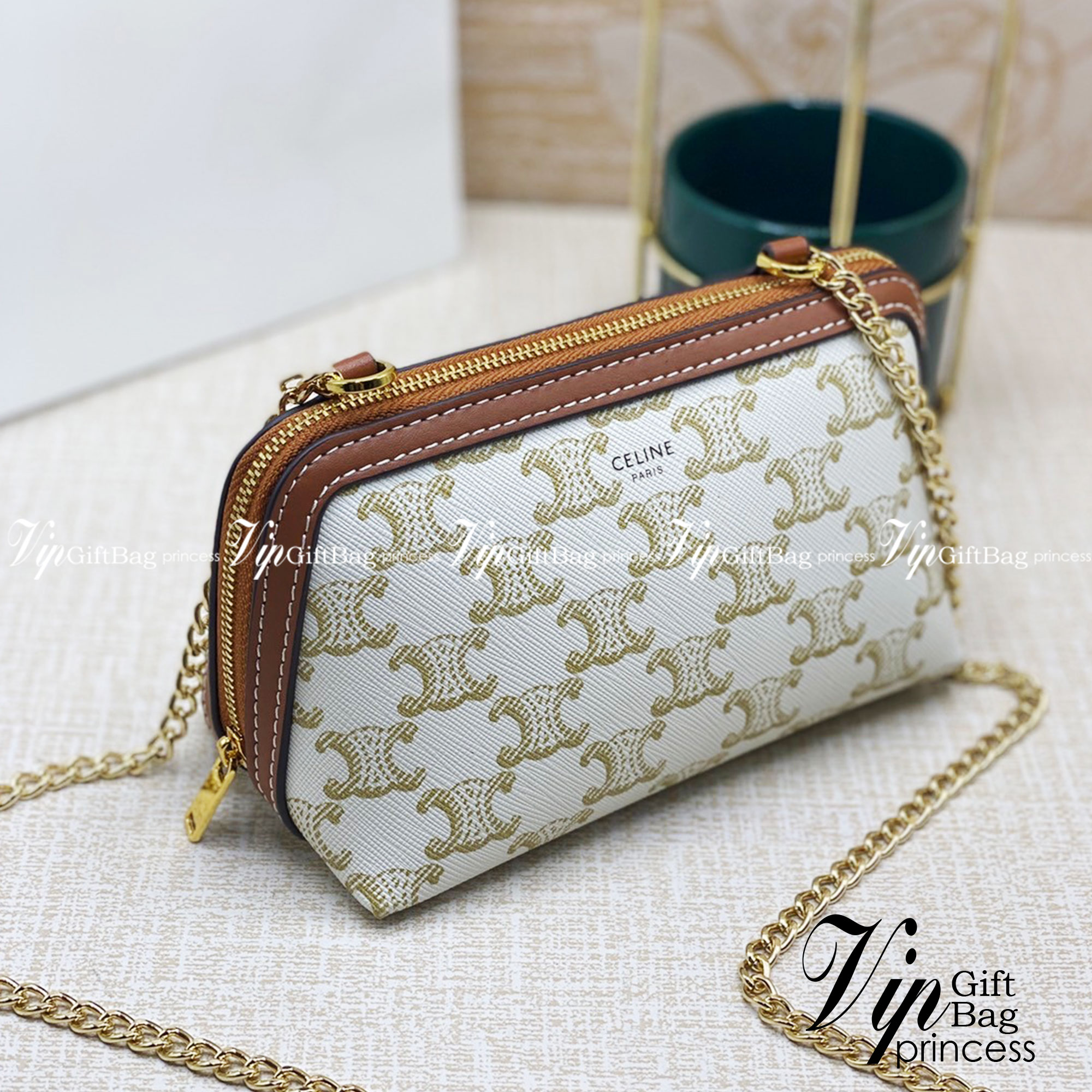 CELINE POUCH 16cm / CELINE TRIOMPHE Triumphal Arch Canvas / CELINE CLUTCH WITH CHAIN กระเป๋าคลัทช์ดีไซน์เรียบหรูออกแบบมาได้อย่างลงตัว พร้อมสายสะพายโซ่ทองสุดหรู ด้วยรูปทรงที่สวยงามและทันสมัย