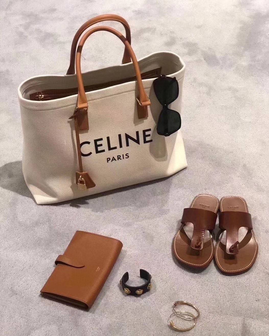 พรีเมี่ยมกิ๊ฟแท้ 100% 】CELINE PHANTOM TOTE BAG VIP GIFT WITH PURCHASE (GWP) พรีเมี่ยมกิ๊ฟ Limited Edition จาก CELINE PERFUME DUTYFREE COUNTER วัสดุ Canvas & Grained cowhide ดีไซน์ทรง Shopping ขนาดใหญ่กำลังดี เนื้อหนาแข็งแรง น้ำหนักเบา