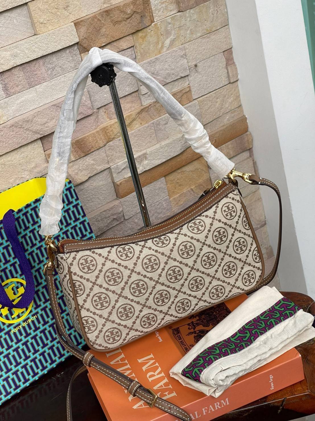 Tory burch T Monogram Jacquard Studio Bag กระเป๋า T Monogram Studio รูปทรงกระทัดรัด มาในสไตล์มินิมอลที่ถูกรังสรรค์อย่างปราณีตด้วยผ้าทอ jacquard เพื่อเฉลิมฉลองโลโก้กราฟฟิก ลวดลายสวยเด่น ดูสะดุดตา ใช้งานได้หลายรูปแบบ การแมทช์กระเป๋าให้เข้ากับการแต่งตัวทุกวั