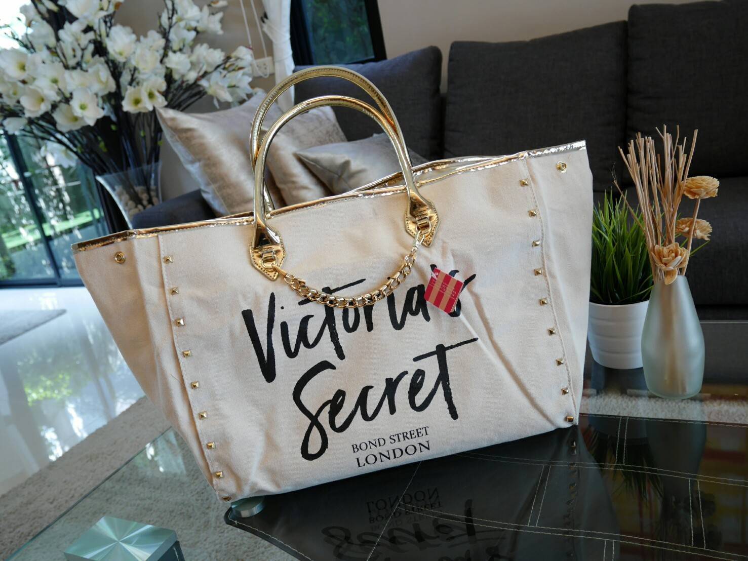 Victoria's Secret Canvas tote bag New Arrival กระเป๋าถือหรือสะพายทรง tote size L ใบใหญ่จุใจ วัสดุ Canvas หนา ด้านหน้าประดับโซ่ทอง สลับหนัง พร้อมสกรีนแบรนด์ Victoria's Secret และ ประดับหมุดด้านข้างเท่ๆห์เพิ่มดีเทล ปรับใช้ได้สองทรงค้า ภายในกว้างมี