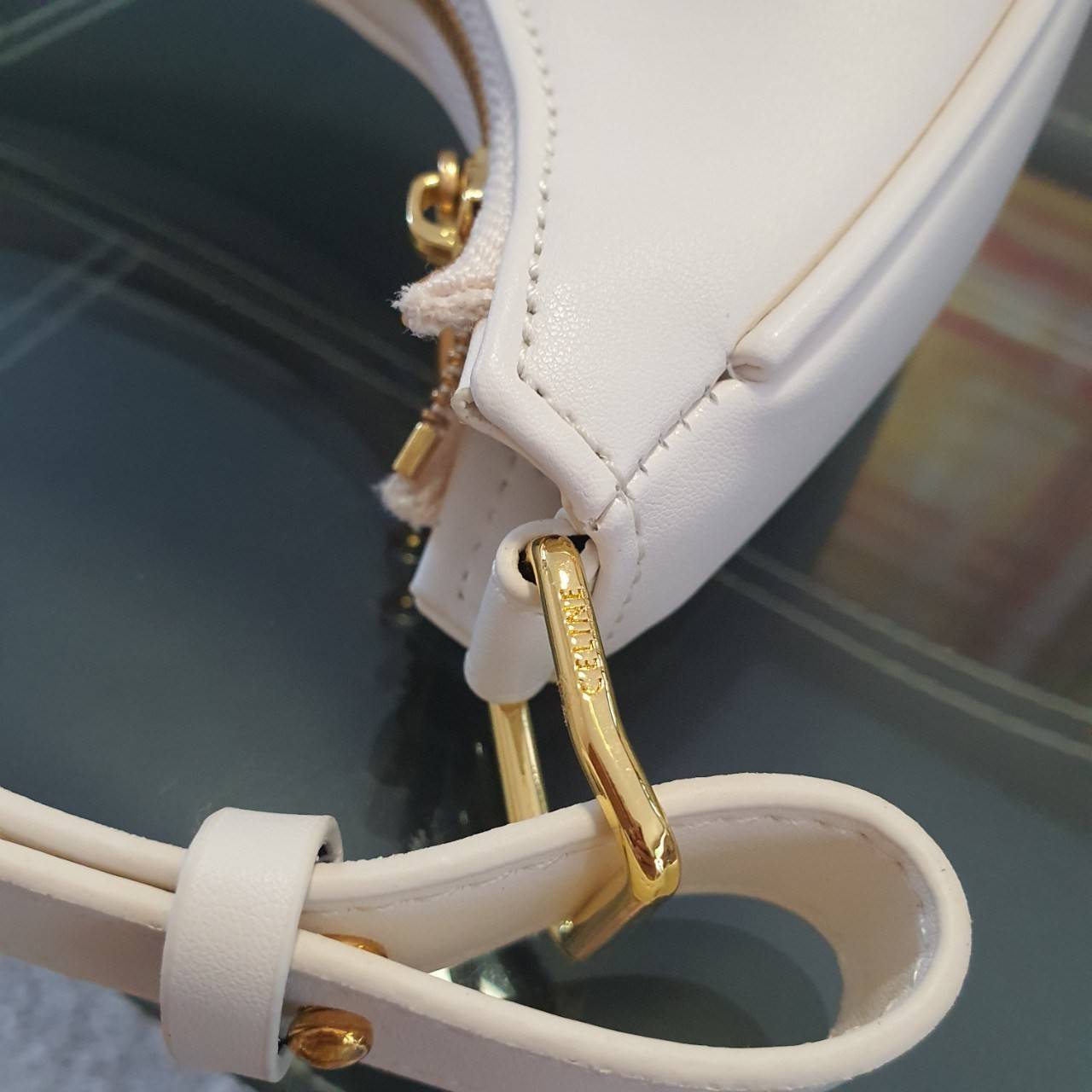 CELINE SHOULDER BAG VIP GIFT WITH PURCHASE (GWP) AVA BAG IN SMOOTH CALFSKIN พรีเมี่ยมกิ๊ฟ Limited Edition จาก CELINE HAUTE PARFUME DUTYFREE COUNTER วัสดุหนังสังเคราะห์เรียบสวย ดีไซน์สวยหรูฮิตสุดในเกาหลี! หนังสวยอยู่ทรงกันน้ำ เปิดปิดด้วยซิปแบรนด์ ภายในโล่ง