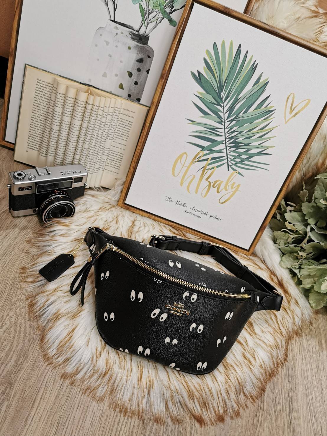 Coach Factory Belt Bag New in! กระเป๋าสะพาย คาดอก เอว วัสดุหนังเเกะสังเคราะห์ เนื้อหนา สวยอยู่ทรง อะไหล่ทอง ด้านหน้าประดับ logo brand ใส่ wallet กลาง ไม่เกิน 19 cm. มือถือได้ทุกรุ่น สายสะพายปรับได้ค่ะ