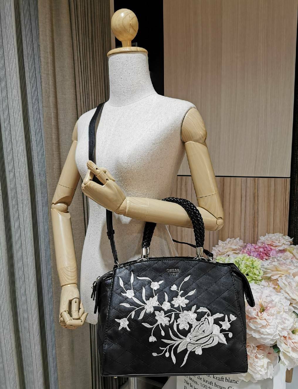 GUESS WOMAN CROSS BODY BAG กระเป๋าถือ/สะพายรุ่นใหม่ล่าสุดจาก GUESS FACTORY หนังสวยอยู่ทรงขนาดกำลังดี น้ำหนักเบา ด้านหน้าประดับโลโก้แบรนด์เปิดปิดด้วยซิปสะดวกใช้ ด้านข้างมีกระดุมปรับขยาย ภายในมีโลโก้ ช่องซิปและช่องใส่ของ ซับในพิมพ์แบรนด์ ใส่กระเป๋าสตางค์ มื