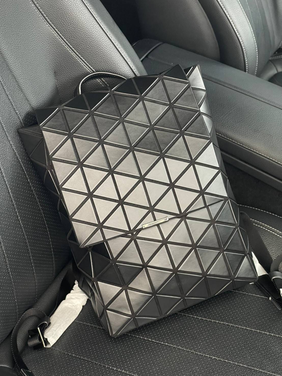 BAO BAO ISSEY MIYAKE Flap Backpacks กระเป๋าสะพายหลังรูปแบบใหม่จะเปิดตัว โดดเด่นด้วยฝาพับรูปสี่เหลี่ยมผืนผ้าที่เปิดและปิดได้ง่าย และรูปทรงแบบมินิมอล เป้สะพายหลังใช้งานได้ดีมาก