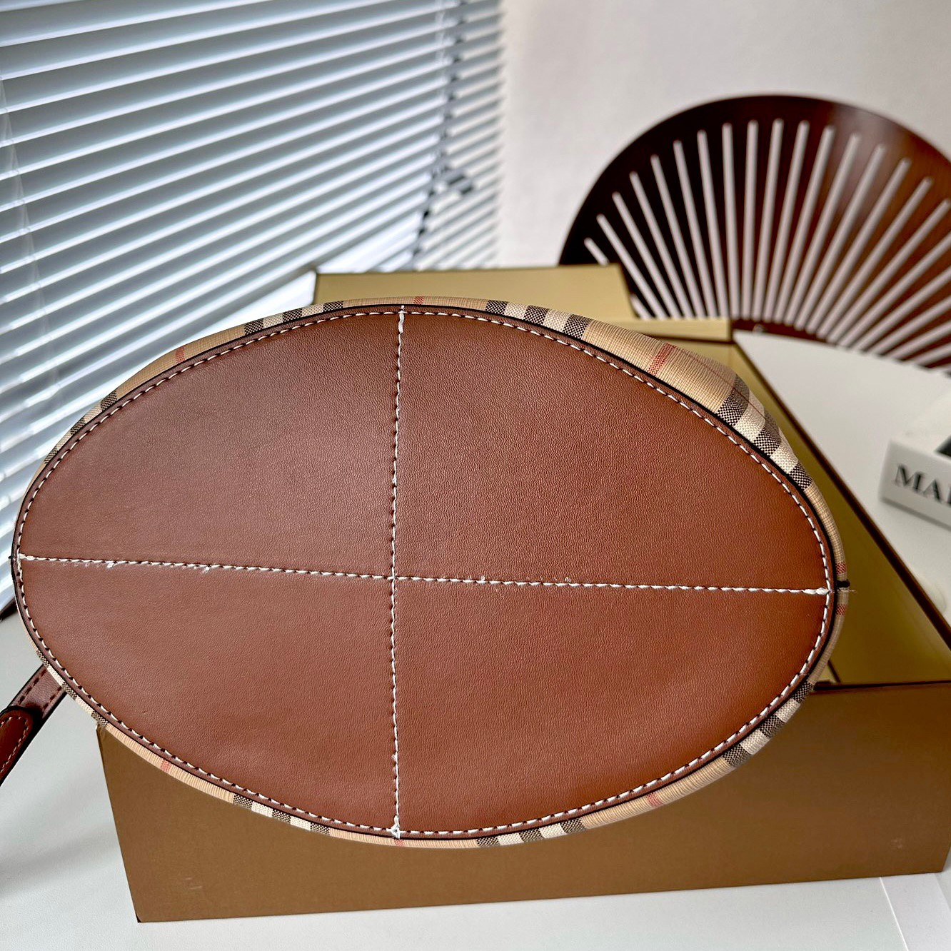 BURBERRY MONOGRAM BUCKET BAG กระเป๋าถือ กระเป๋าสะพายครอสบอดี้ วัสดุหนังพิมลาย MONOGRAM วินเทจ เปิดปิดด้วยตัวรูดปิดปากแบบขนมจีบ ประดับสัญลักษณ์สุดหรู ด้านในเป็นช่องใส่ของขนาดใหญ่ พร้อมช่องแยกใส่ของจุกจิก