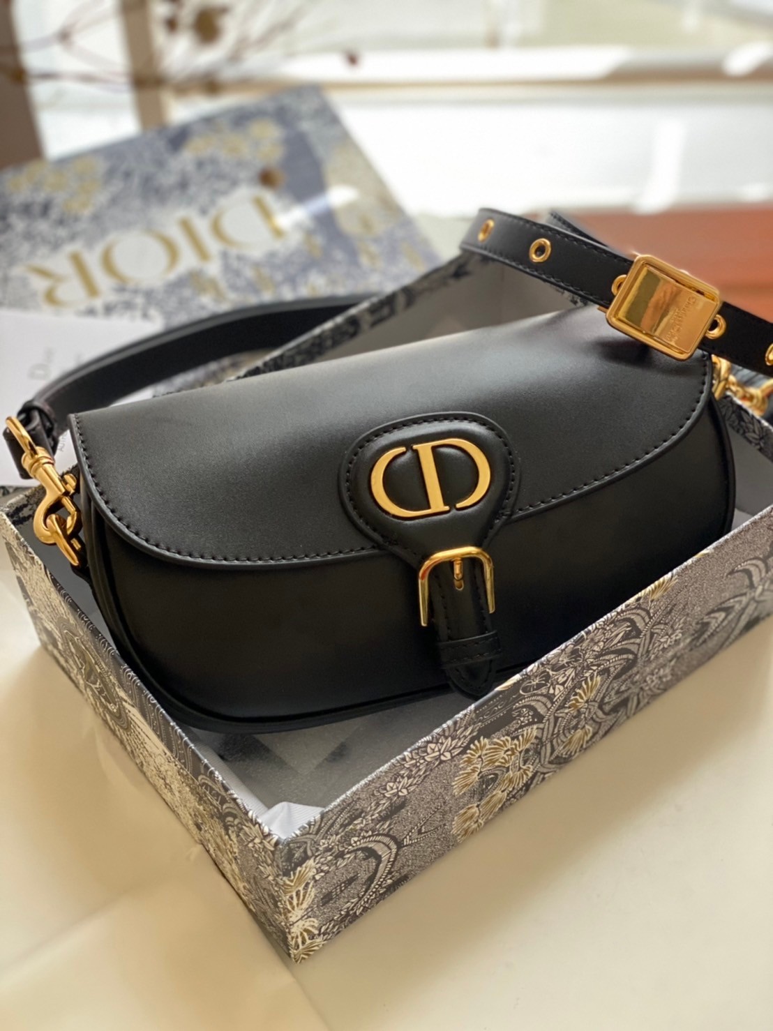 หนังแท้ DIOR BOBBY EAST-WEST BAG พร้อมส่งที่ไทย งานหนังแท้ทั้งใบเกรดออริจินอล ภาพสินค้าถ่ายจากงานขายจริง ใช้งานต่างประเทศได้ รุ่นใหม่ในฤดูกาลนี้ เพิ่มความทันสมัยให้กับซิลลูเอทของ Hobo ผ่านเส้นสายที่สง่างามและสัดส่วนที่กลมกลืนกัน สไตล์หนังลูกวัว โดดเด่นด้ว