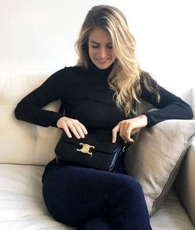 CELINE Medium Triomphe Bag In Shiny Calfskin Medium Triomphe Bag In Shiny Calfskin GIFT WITH PURCHASE (GWP) พรีเมี่ยมกิ๊ฟ Limited Edition จาก CELINE PERFUME DUTY FREE COUNTER วัสดุหนังแท้ (Calfskin) ซับในเป็นหนังแกะ (Lambskin) รูปทรงสี่เหลี่ยมผืนผ้า ขนาดก