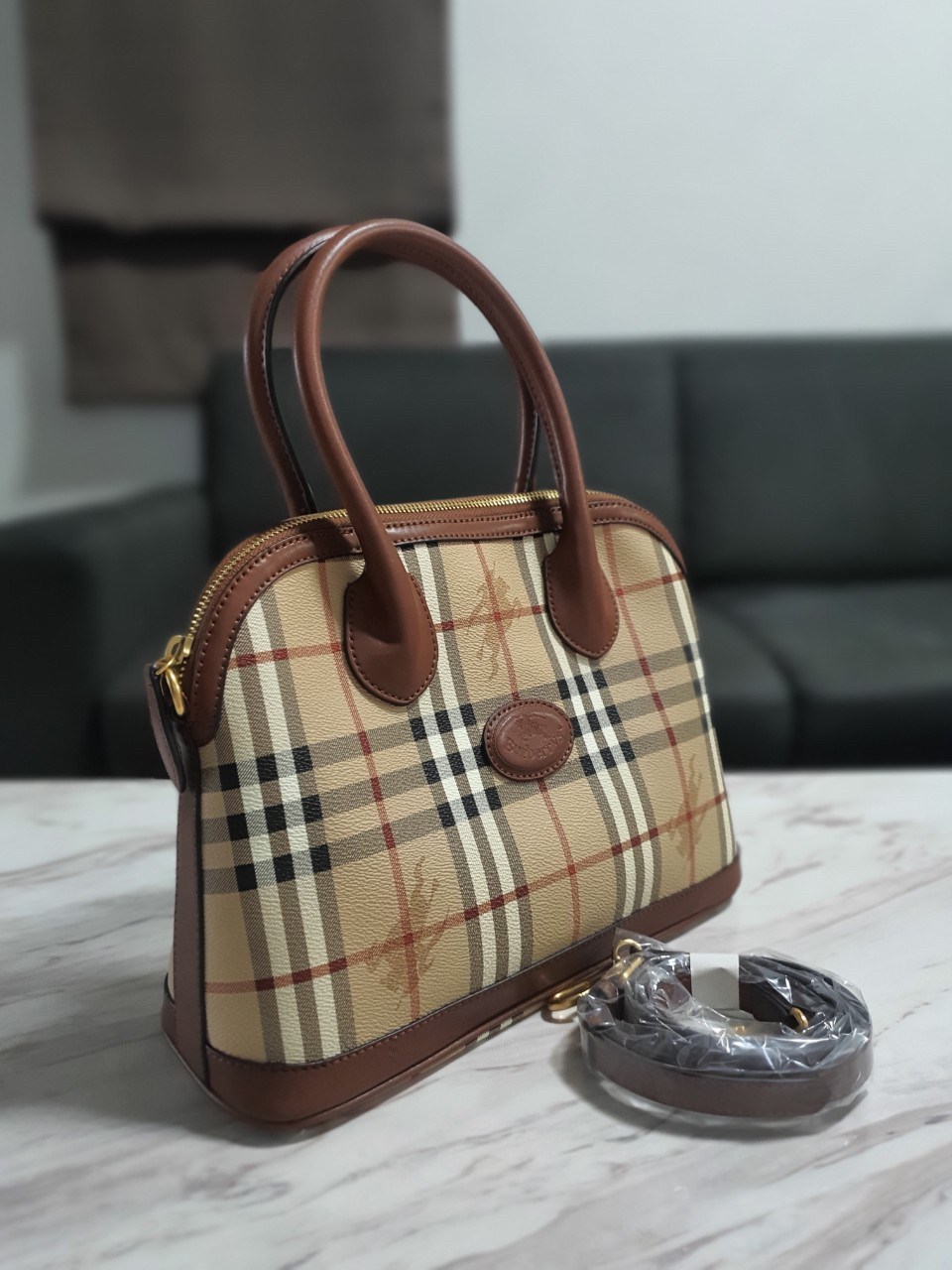 BURBERRY VINTAGE BAG VIP GIFT WITH PURCHASE (GWP) พรีเมี่ยมกิ๊ฟ Limited Edition จากBURBERRY วัสดุหนังทั้งใบ ทรงคลาสสิคสวยหรู เปิดปิดด้วยซิป ภายในมีช่องใส่ของโล่งกว้าง พร้อมช่องซิปอีกหนึ่งช่อง สามารถใส่มือถือ ipad ของจุกจิกได้ อีกด้านใส่ของพร้อมหยิบใช้ อะไ