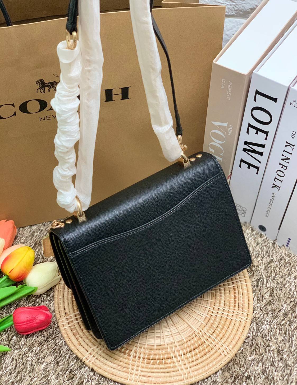 พร้อมส่งถึง8สี ห้ามพลาดค่ะ! COACH KLARE CROSSBODY BAG ((91019//91174//90400//1424//90635)) พร้อมส่งที่ไทย กระเป๋าสะพายครอสบอดี้ร์หรือสามารถทบเป็นสายคู่คล้องไหล่ได้ด้วยค่ะ หนังแท้ แต่ละสีทำลายหนังได้สวยงามแตกต่างกันออกไปนะคะ ✔️ห้อยด้วยป้ายแบรนด์แบบโ