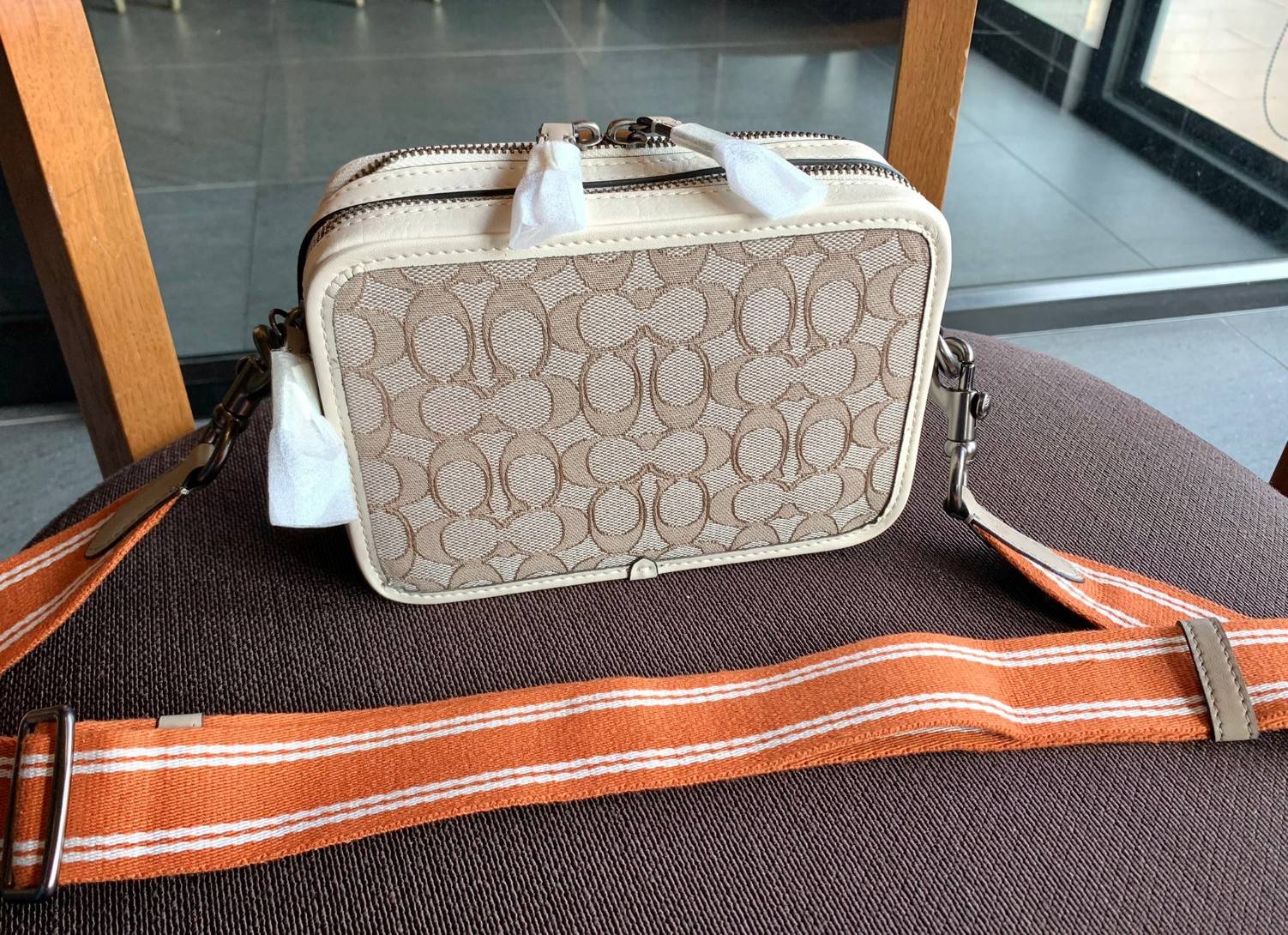 COACH CHARTER CROSS BODY IN SIANATURE JACQUARD((C3780)) 💋พร้อมส่ง สินค้าออกใหม่ ไม่มียังไงไหว!! ✔️กระเป๋าสะพายครอสบอดี้ร์ หรือสามารถสอดมือตรงหนังด้านหน้าถือแบบเก๋ๆได้ด้วยค่าา วัสดุJacquardทอบายแบรนด์อย่างดี ผสมหนังแท้ ได้ลงตัวสวยงาม น่าใช้