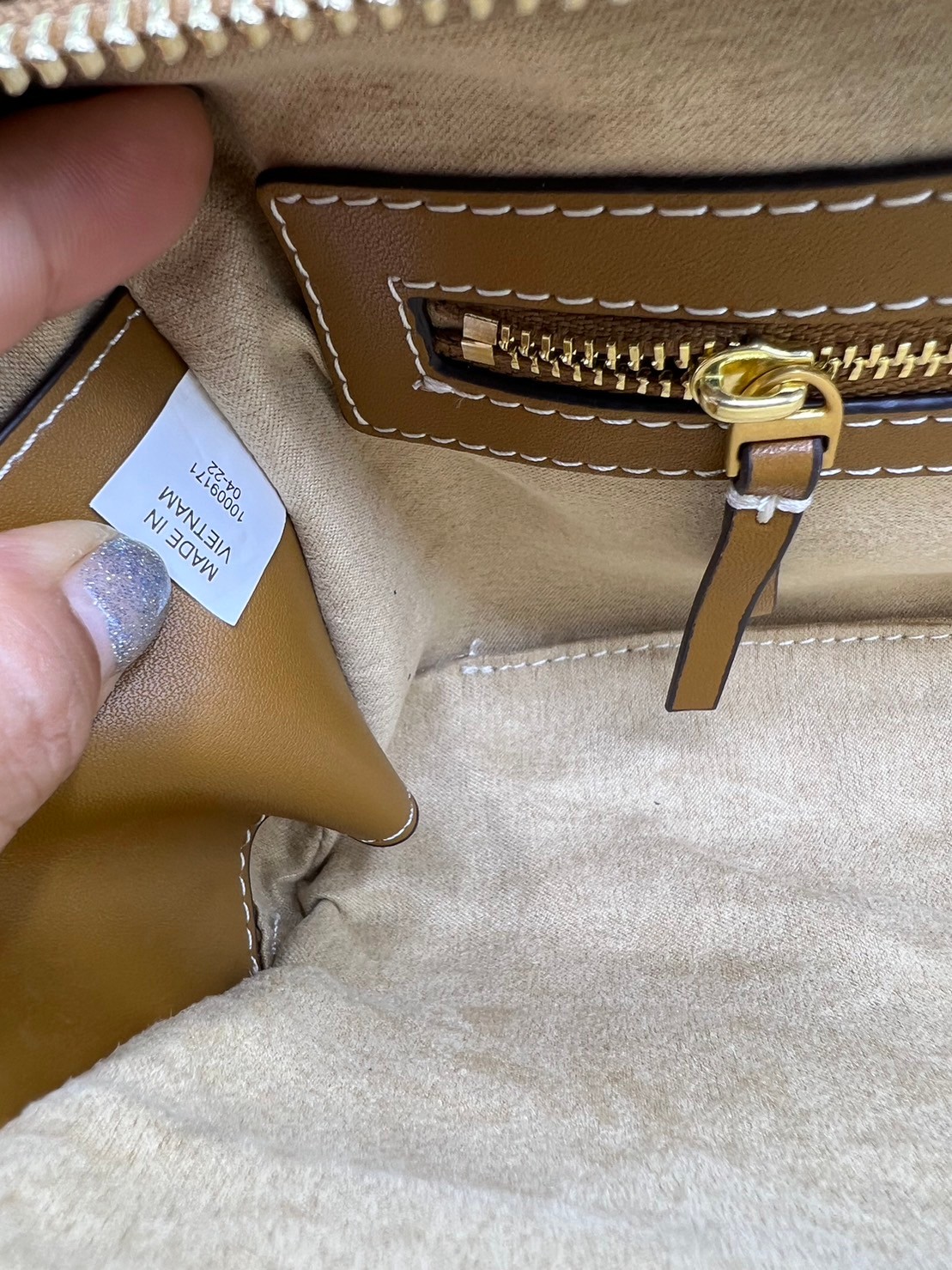 TORY BURCH Small T Monogram Marshmallow Satchel / Tory Burch tote handbag พร้อมส่ง 2 สี ใหม่ล่าสุด กระเป๋าสะพายไหล่ดีไซน์สุดทันสมัย ตัดเย็บสวยงาม ผ้า jacquard ตัดหนัง เปิด-ปิดแบบซิป มีช่องแบ่ง 2 ช่อง มีซิปลับด้านใน ใส่ของได้เยอะมากๆ ค่ะ