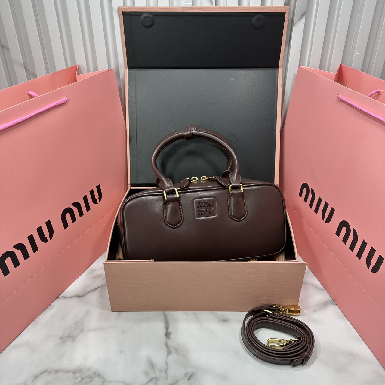 ORI หนังแท้ | MIU MIU Arcadie leather bag Large 27cm กระเป๋าสะพายทรงโฮโบใบใหญ่ ลุคลูกคุณหรูหราน่ารักๆเก๋ๆ สวยดูแพง หูจับในตัวง่ายและสะดวกพกพา มาพร้อมสายสะพายข้างภายในโล่งกว้างมาก