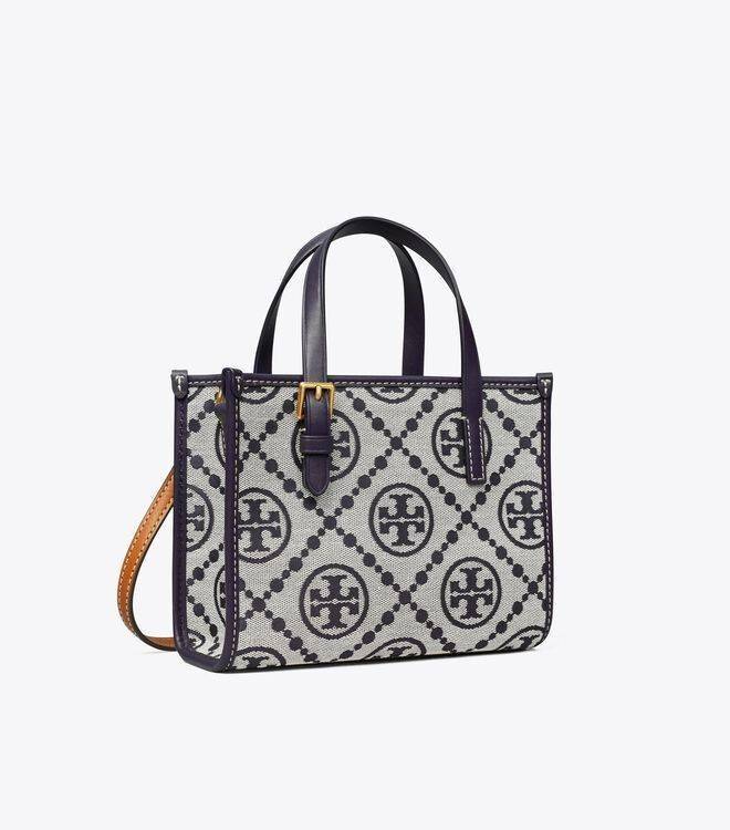 TORY BURCH MINI T MONOGRAM SQUARE TOTE รุ่นใหม่ล่าสุด คิ้วท์กว่าใคร! กับไอเท็มโมโนแกรมสุดฮิต กระเป๋าทรงโท้ทไซส์มินิ น่ารักน่าใช้มากๆ ให้คุณได้เพลิดเพลิน และคล่องตัวมากๆ