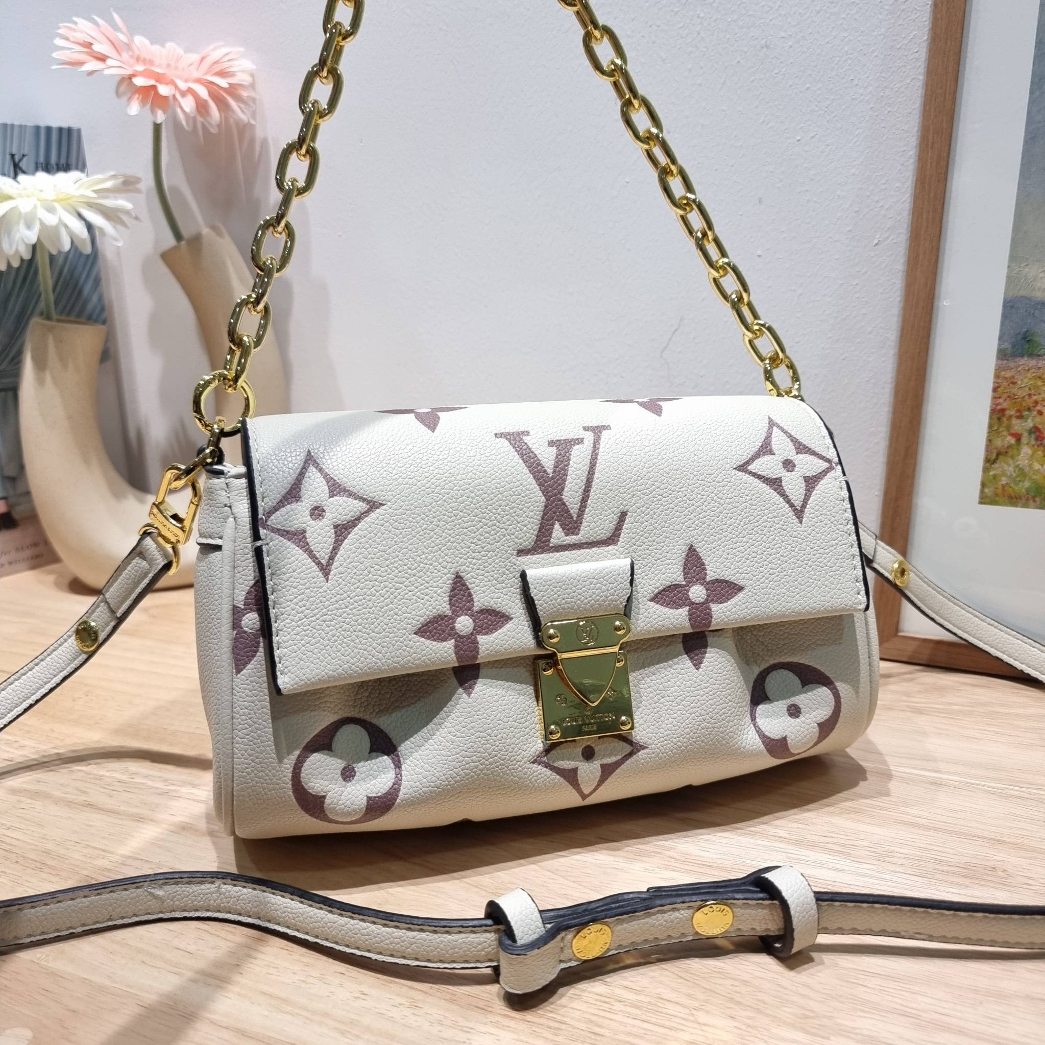 LV Favorite Bicolor Monogram Empreinte Leather - Handbags / LV FAVORITE BAG กระเป๋าสะพายคอลใหม่ล่าสุด สวยหรู ดูแพง ดีไซน์รูปทรงออกมาให้ใช้งานได้ง่าย